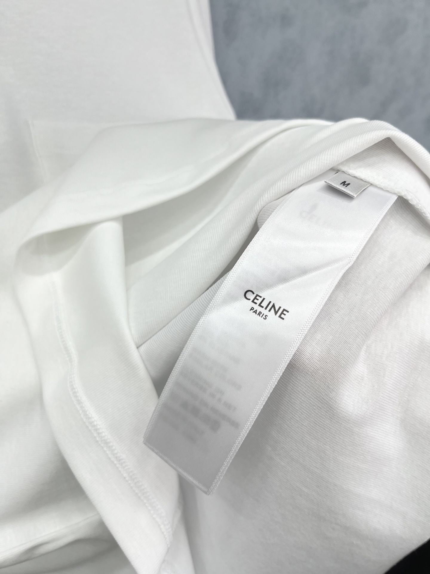 🛒𝐍𝐄𝐖 · 𝟐𝟎𝟐5/爆款现货原单品质 Celin*｜25新品半高领口袋印花短袖T恤精致版型上身巨显瘦