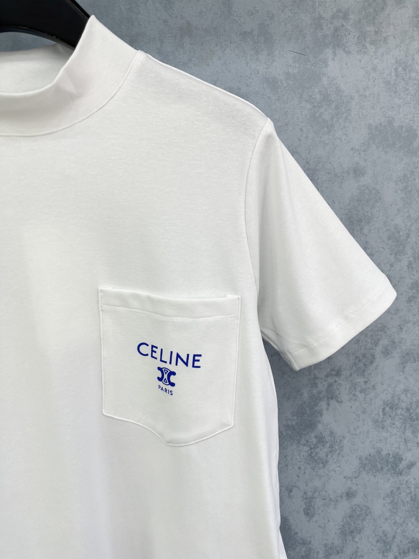 🛒𝐍𝐄𝐖 · 𝟐𝟎𝟐5/爆款现货原单品质 Celin*｜25新品半高领口袋印花短袖T恤精致版型上身巨显瘦