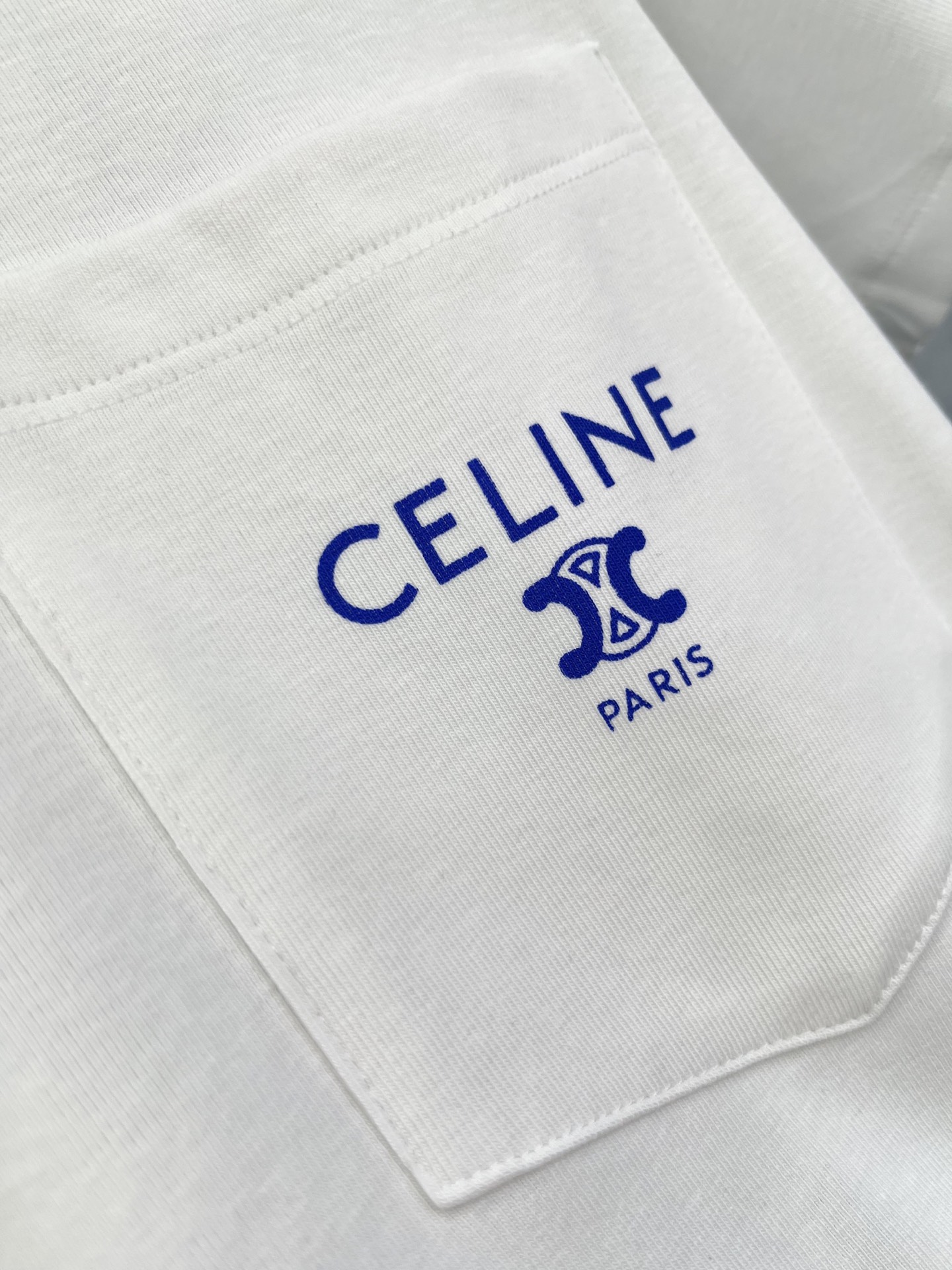 🛒𝐍𝐄𝐖 · 𝟐𝟎𝟐5/爆款现货原单品质 Celin*｜25新品半高领口袋印花短袖T恤精致版型上身巨显瘦