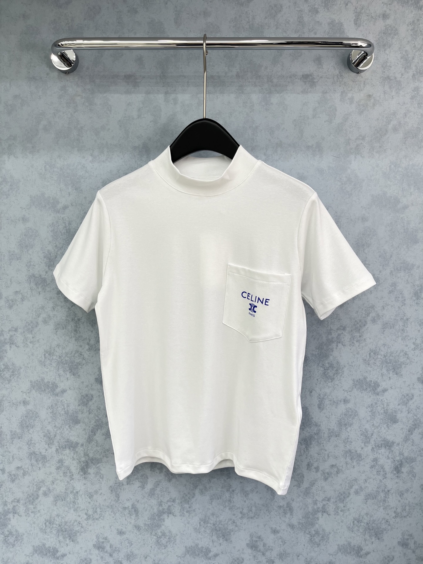 🛒𝐍𝐄𝐖 · 𝟐𝟎𝟐5/爆款现货原单品质 Celin*｜25新品半高领口袋印花短袖T恤精致版型上身巨显瘦