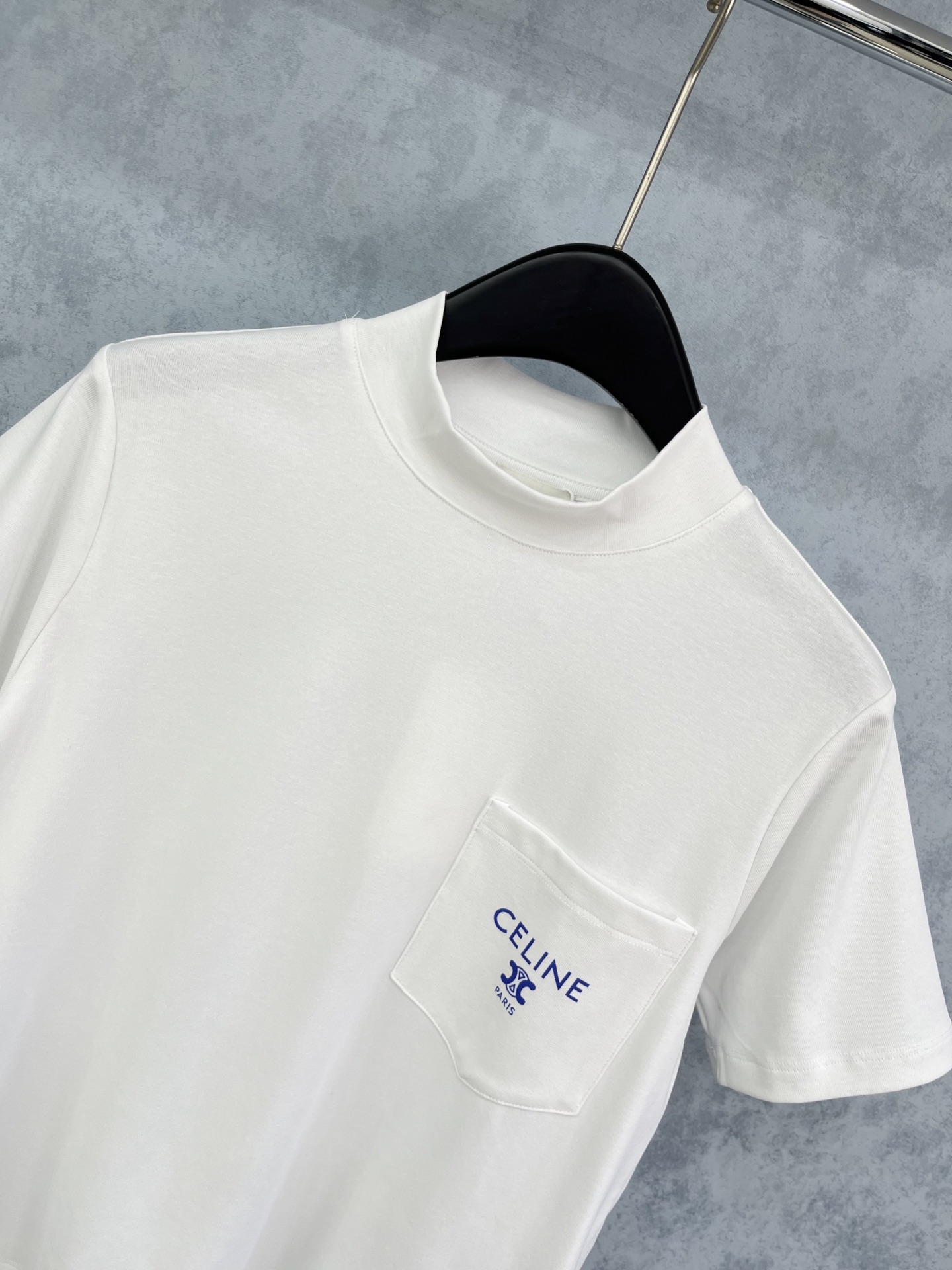 🛒𝐍𝐄𝐖 · 𝟐𝟎𝟐5/爆款现货原单品质 Celin*｜25新品半高领口袋印花短袖T恤精致版型上身巨显瘦