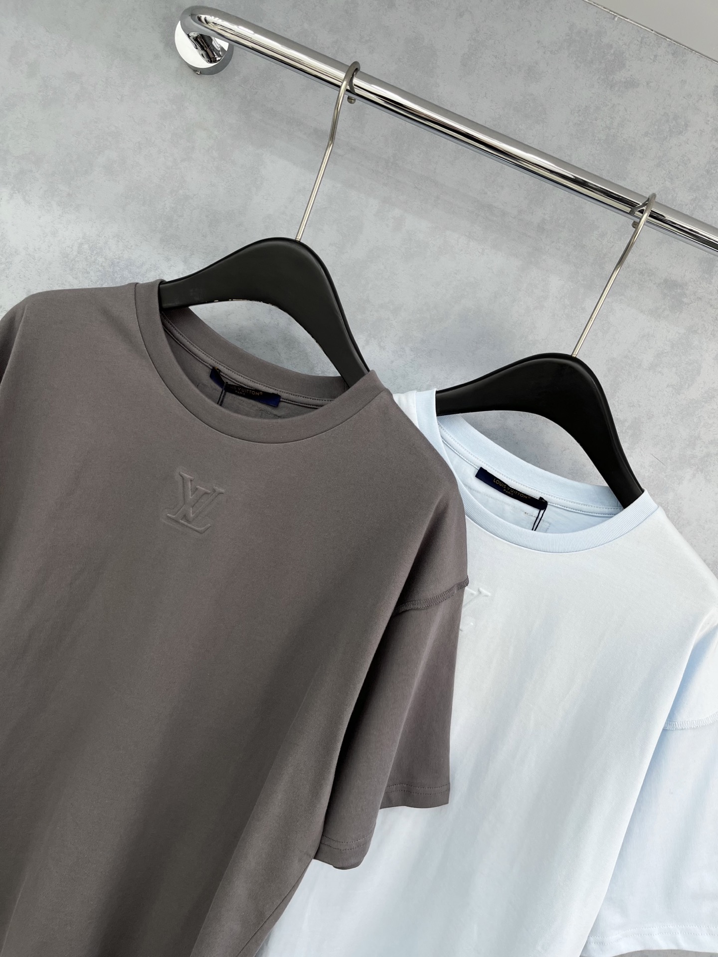 🛒𝐍𝐄𝐖 · 𝟐𝟎𝟐5/爆款现货原单品质 Lv *｜25新品前后压花短袖T恤宽松版型上身巨显瘦！定制最新