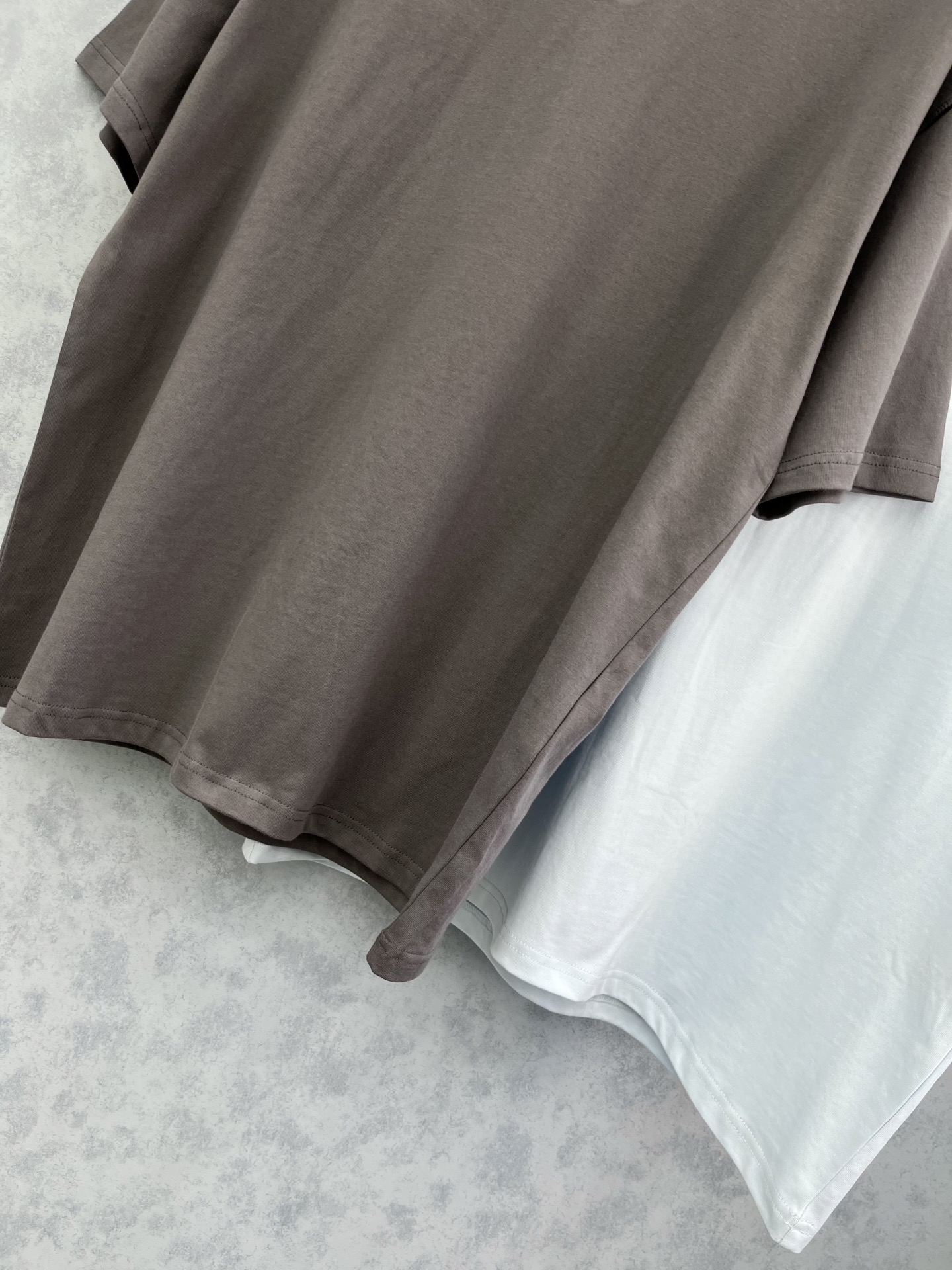 🛒𝐍𝐄𝐖 · 𝟐𝟎𝟐5/爆款现货原单品质 Lv *｜25新品前后压花短袖T恤宽松版型上身巨显瘦！定制最新