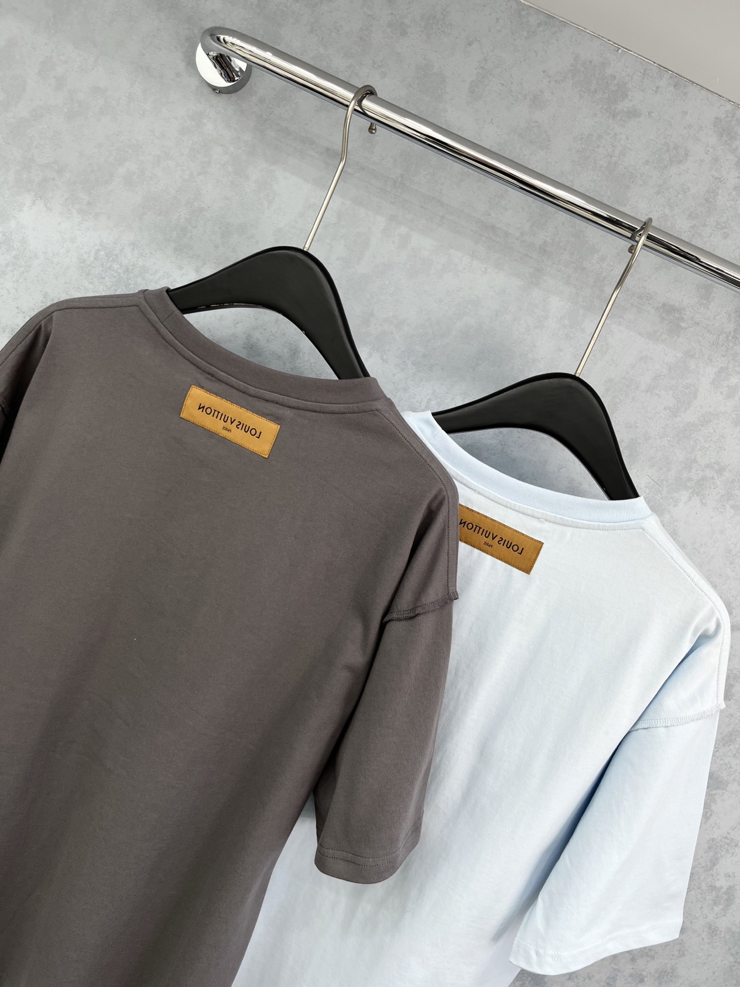 🛒𝐍𝐄𝐖 · 𝟐𝟎𝟐5/爆款现货原单品质 Lv *｜25新品前后压花短袖T恤宽松版型上身巨显瘦！定制最新