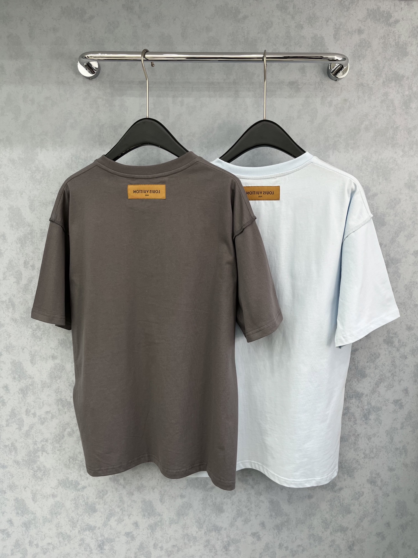 🛒𝐍𝐄𝐖 · 𝟐𝟎𝟐5/爆款现货原单品质 Lv *｜25新品前后压花短袖T恤宽松版型上身巨显瘦！定制最新