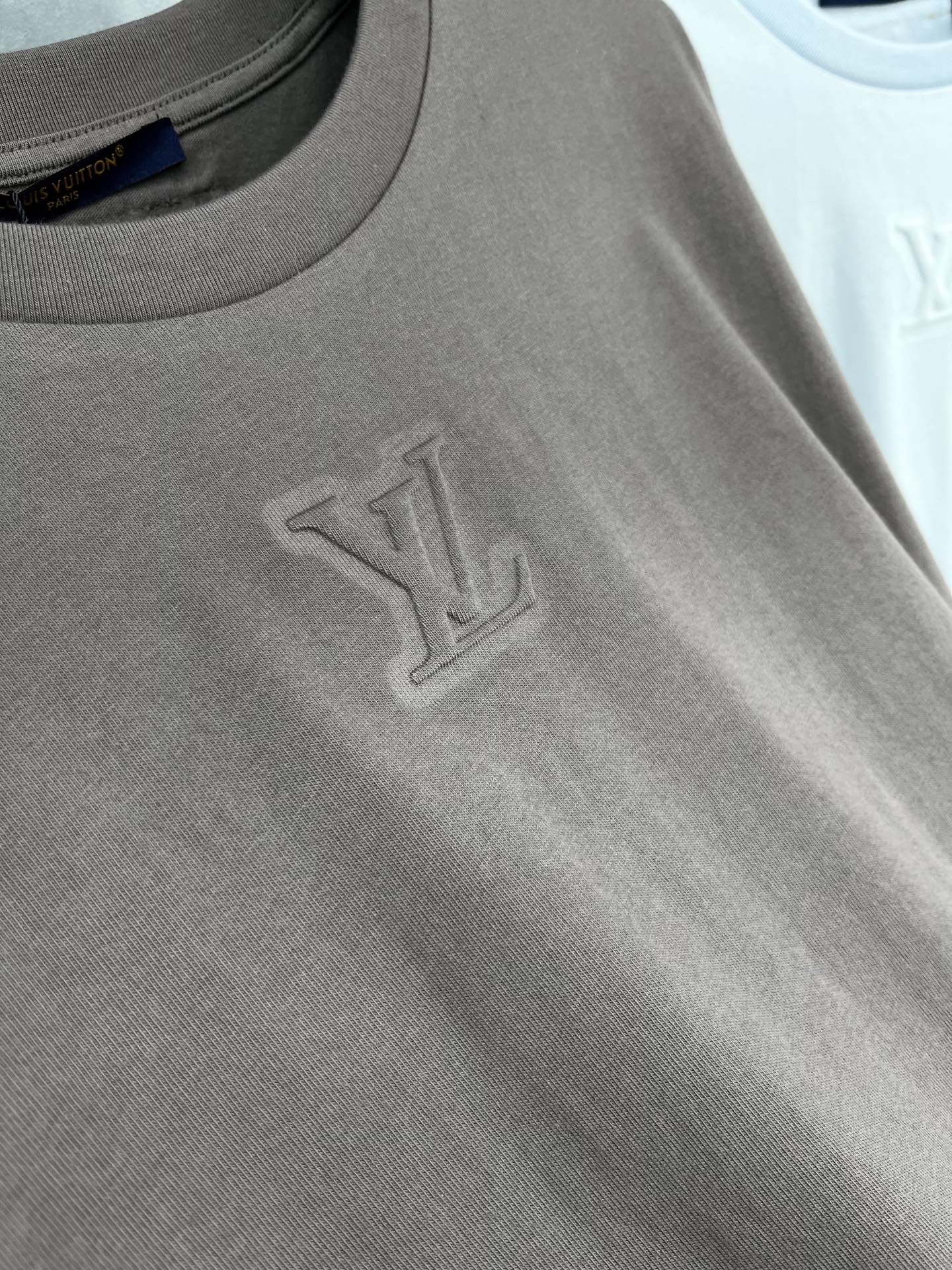 🛒𝐍𝐄𝐖 · 𝟐𝟎𝟐5/爆款现货原单品质 Lv *｜25新品前后压花短袖T恤宽松版型上身巨显瘦！定制最新