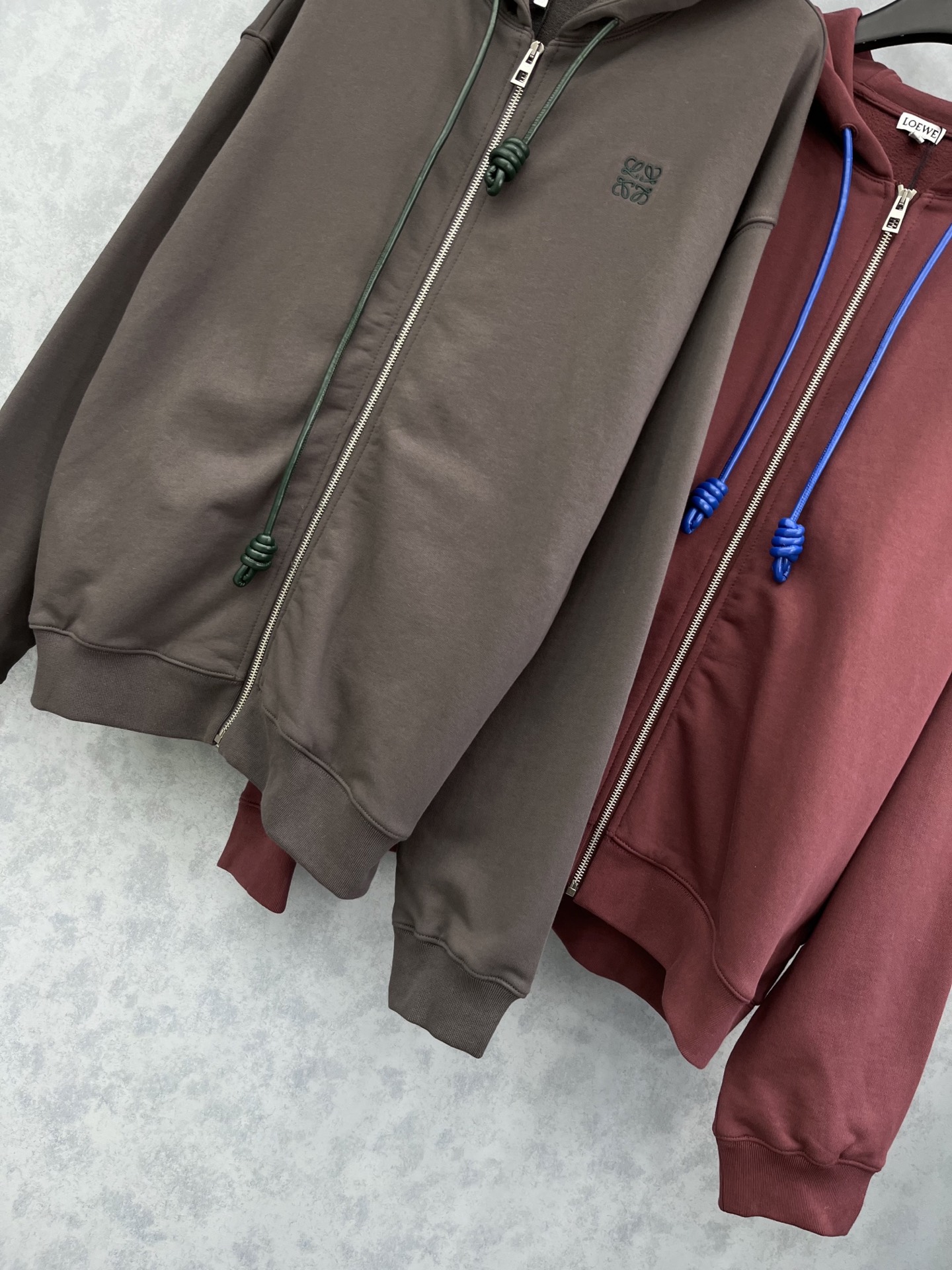 🛒𝐍𝐄𝐖 · 𝟐𝟎𝟐5/爆款现货原单品质 Loe*｜25带帽抽绳新品外套高端定制棉质面料 撞色刺绣重工设