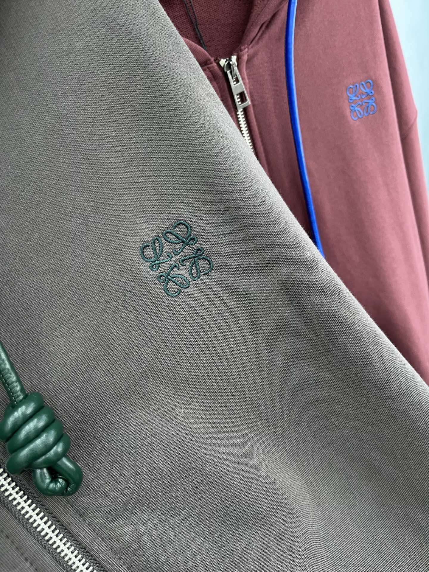 🛒𝐍𝐄𝐖 · 𝟐𝟎𝟐5/爆款现货原单品质 Loe*｜25带帽抽绳新品外套高端定制棉质面料 撞色刺绣重工设