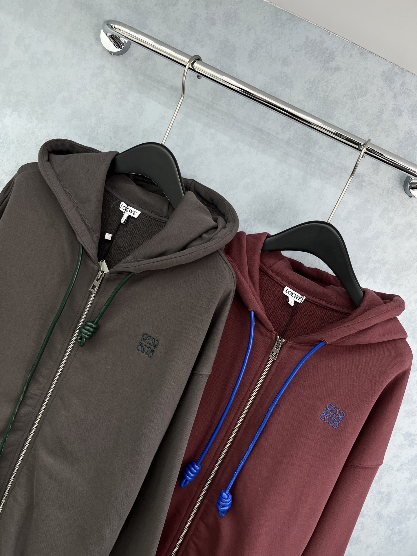 🛒𝐍𝐄𝐖 · 𝟐𝟎𝟐5/爆款现货原单品质 Loe*｜25带帽抽绳新品外套高端定制棉质面料 撞色刺绣重工设