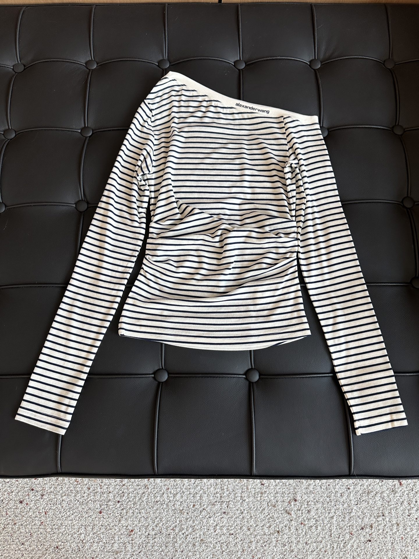 🛒𝐍𝐄𝐖 · 𝟐𝟎𝟐5/爆款现货设计师 原创｜2025新款斜肩打底衫云感舒适的系列！上身的触感谁穿谁知道