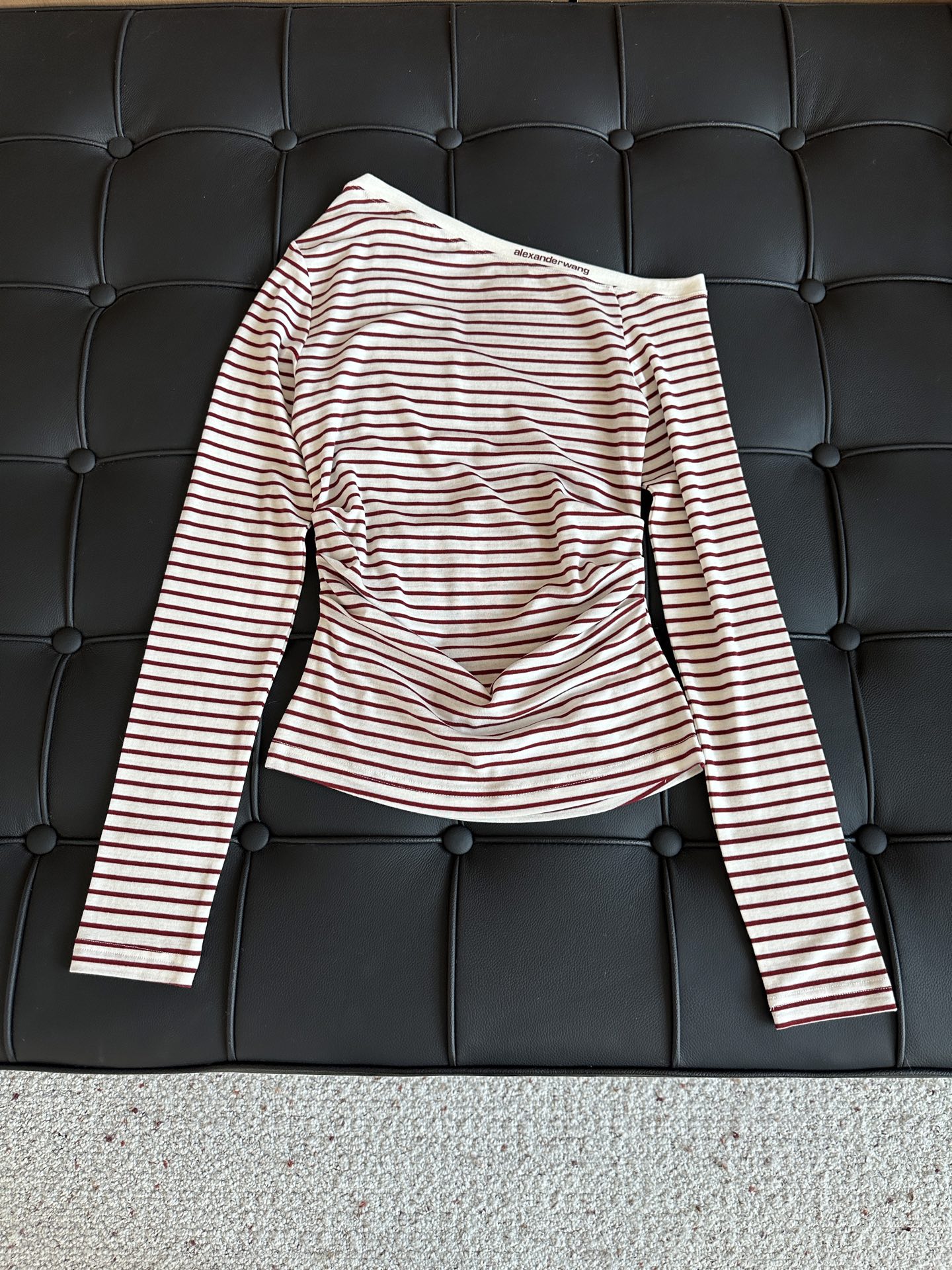 🛒𝐍𝐄𝐖 · 𝟐𝟎𝟐5/爆款现货设计师 原创｜2025新款斜肩打底衫云感舒适的系列！上身的触感谁穿谁知道