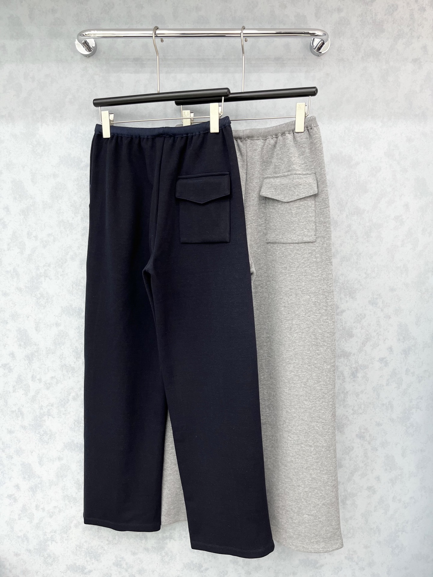 🛒𝐍𝐄𝐖 · 𝟐𝟎𝟐5/爆款现货设计师 原创｜松紧腰刺绣抽绳休闲裤高品质面料质感柔软细腻舒适。色系搭配和