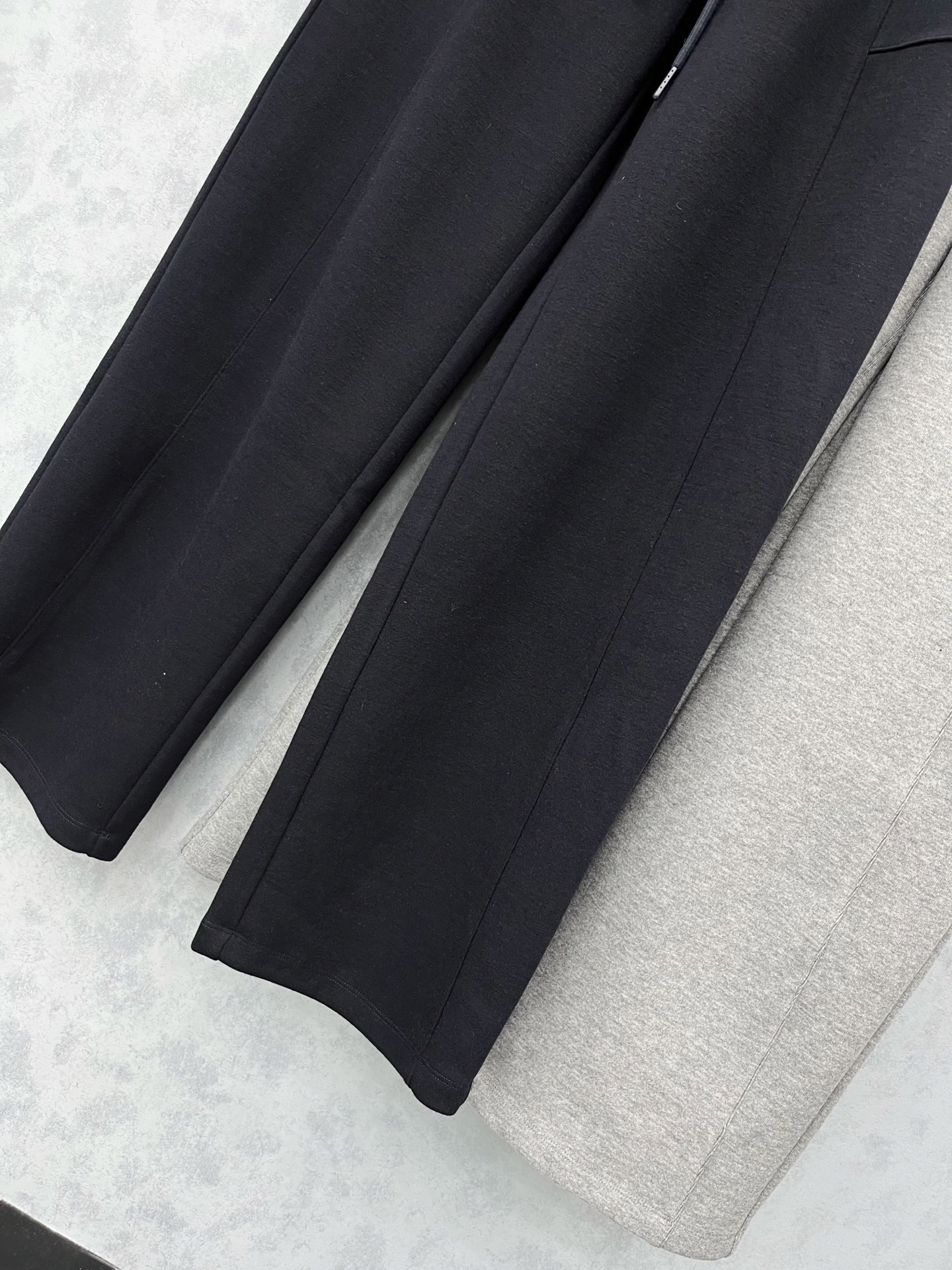 🛒𝐍𝐄𝐖 · 𝟐𝟎𝟐5/爆款现货设计师 原创｜松紧腰刺绣抽绳休闲裤高品质面料质感柔软细腻舒适。色系搭配和