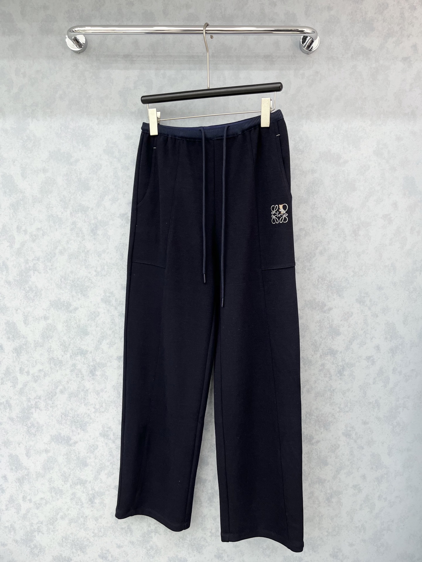 🛒𝐍𝐄𝐖 · 𝟐𝟎𝟐5/爆款现货设计师 原创｜松紧腰刺绣抽绳休闲裤高品质面料质感柔软细腻舒适。色系搭配和