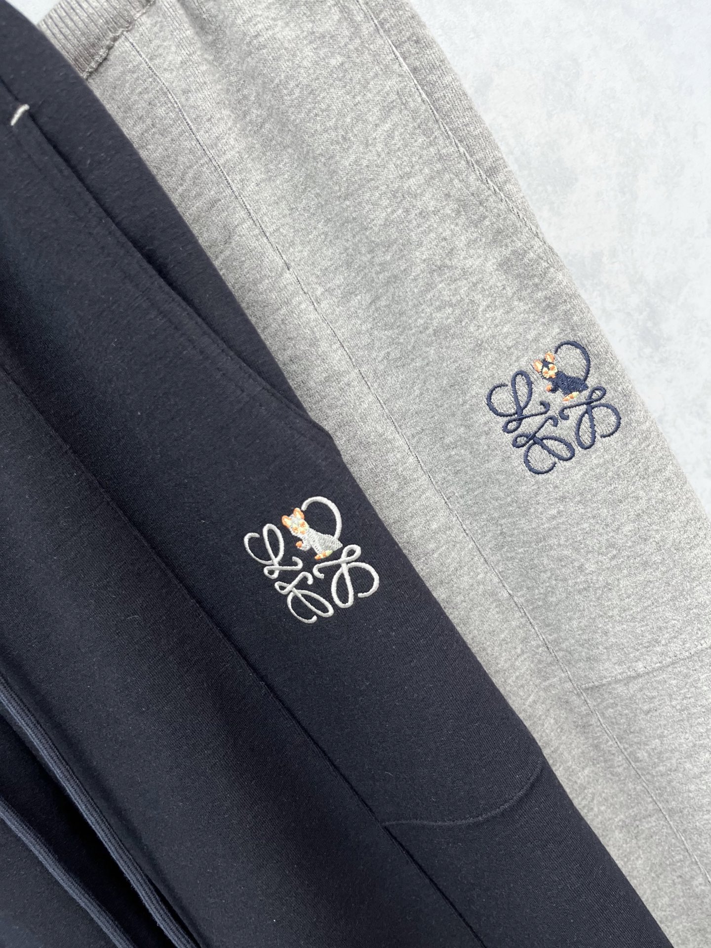 🛒𝐍𝐄𝐖 · 𝟐𝟎𝟐5/爆款现货设计师 原创｜松紧腰刺绣抽绳休闲裤高品质面料质感柔软细腻舒适。色系搭配和