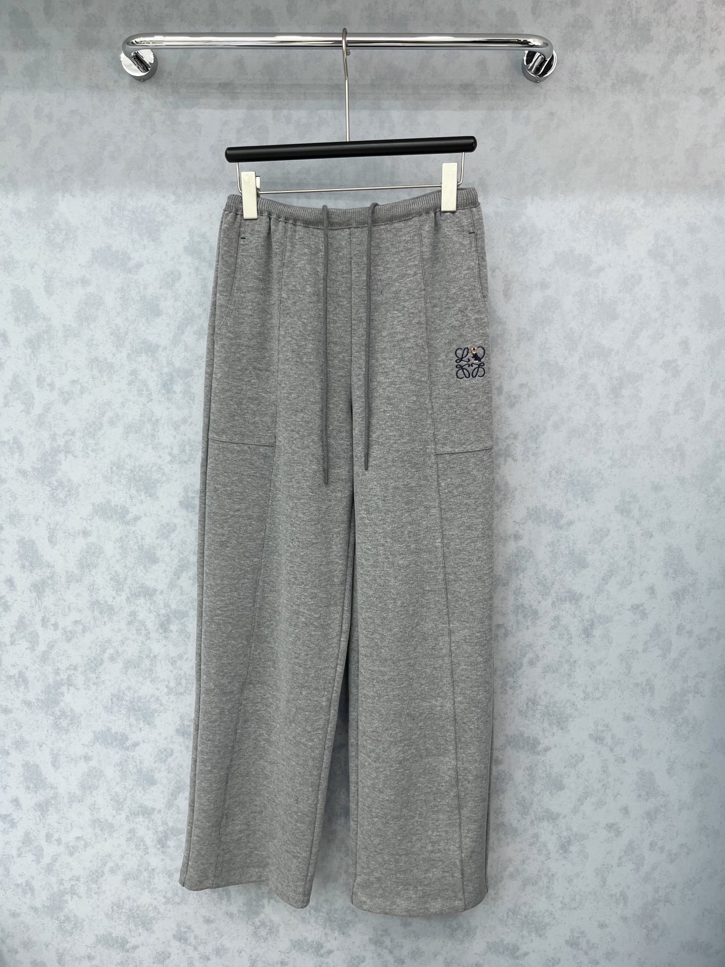 🛒𝐍𝐄𝐖 · 𝟐𝟎𝟐5/爆款现货设计师 原创｜松紧腰刺绣抽绳休闲裤高品质面料质感柔软细腻舒适。色系搭配和