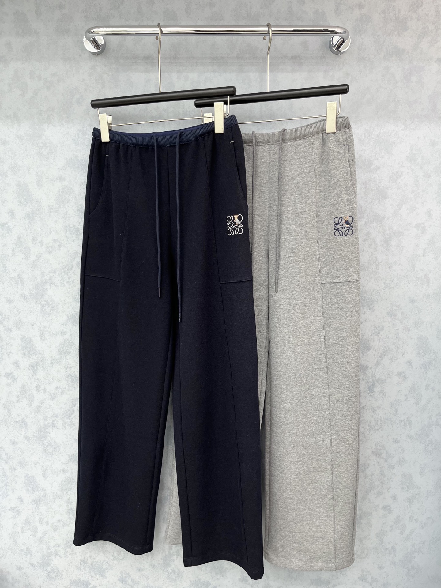 🛒𝐍𝐄𝐖 · 𝟐𝟎𝟐5/爆款现货设计师 原创｜松紧腰刺绣抽绳休闲裤高品质面料质感柔软细腻舒适。色系搭配和