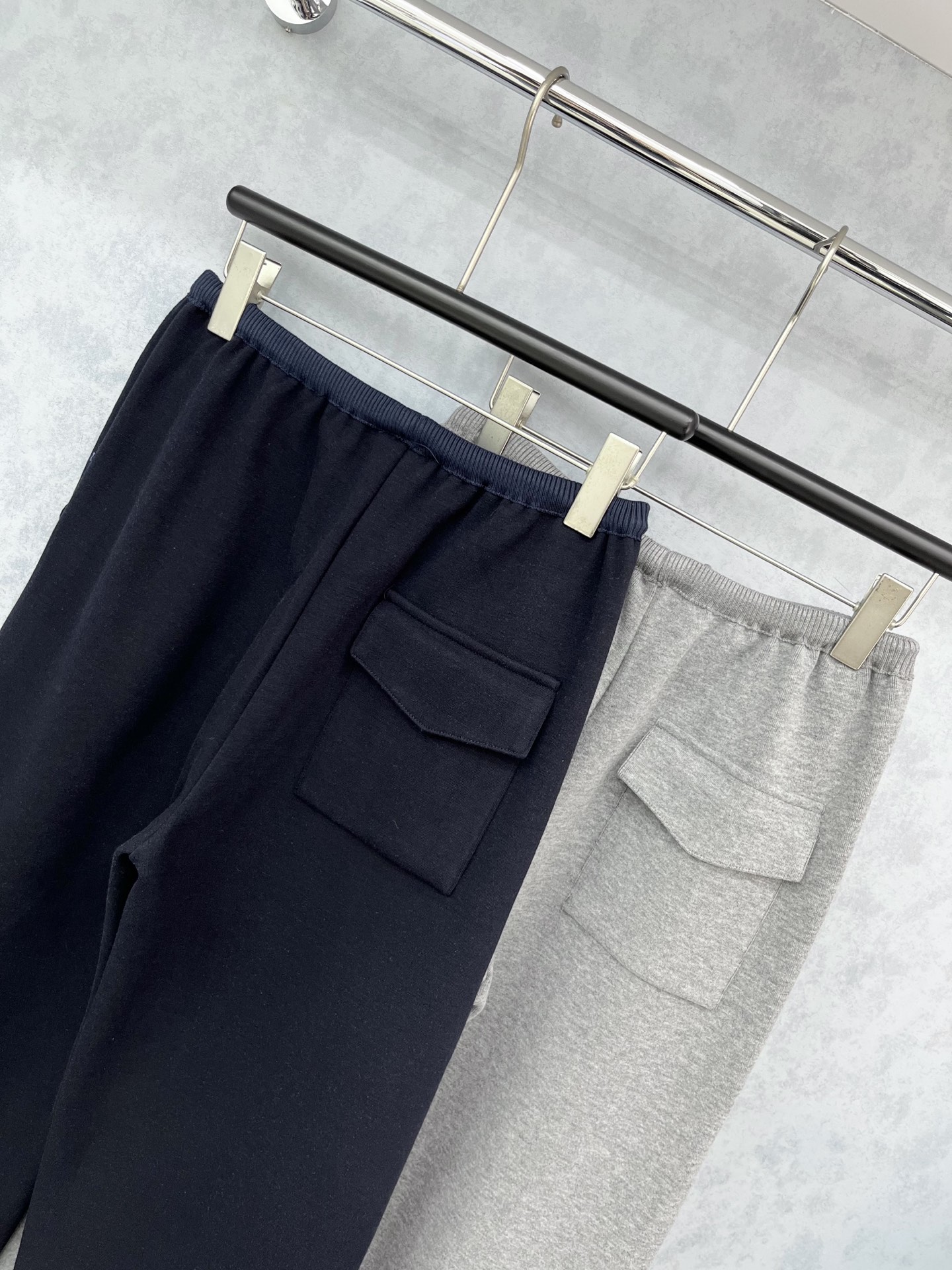 🛒𝐍𝐄𝐖 · 𝟐𝟎𝟐5/爆款现货设计师 原创｜松紧腰刺绣抽绳休闲裤高品质面料质感柔软细腻舒适。色系搭配和