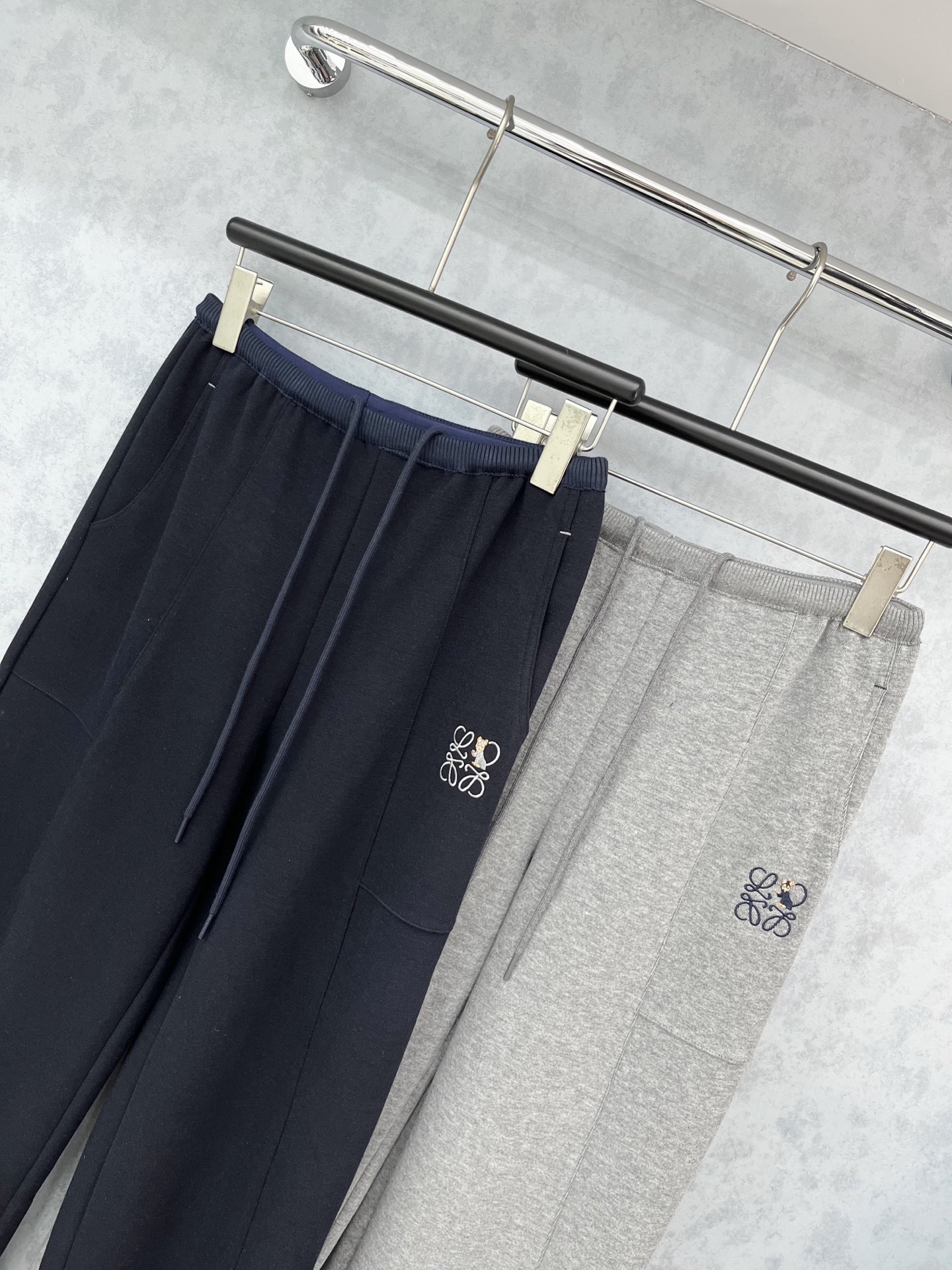 🛒𝐍𝐄𝐖 · 𝟐𝟎𝟐5/爆款现货设计师 原创｜松紧腰刺绣抽绳休闲裤高品质面料质感柔软细腻舒适。色系搭配和