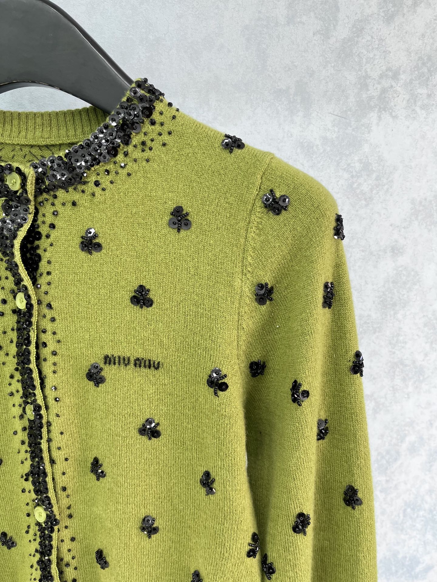 🛒𝐍𝐄𝐖 · 𝟐𝟎𝟐5/爆款现货【原版定制】 Miu Mi*｜25限定系列新品羊毛🦙针织开衫外套重工手工