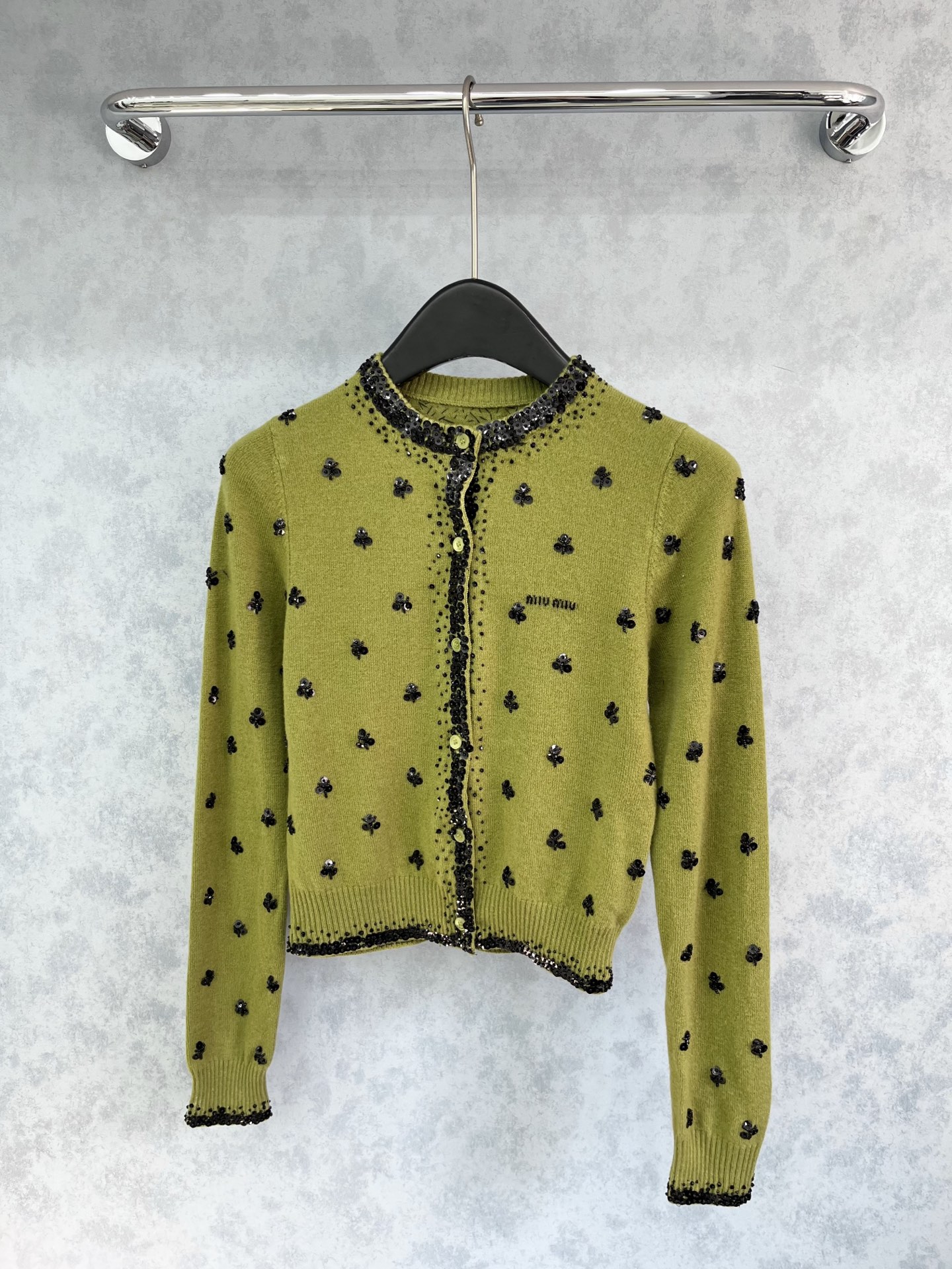 🛒𝐍𝐄𝐖 · 𝟐𝟎𝟐5/爆款现货【原版定制】 Miu Mi*｜25限定系列新品羊毛🦙针织开衫外套重工手工