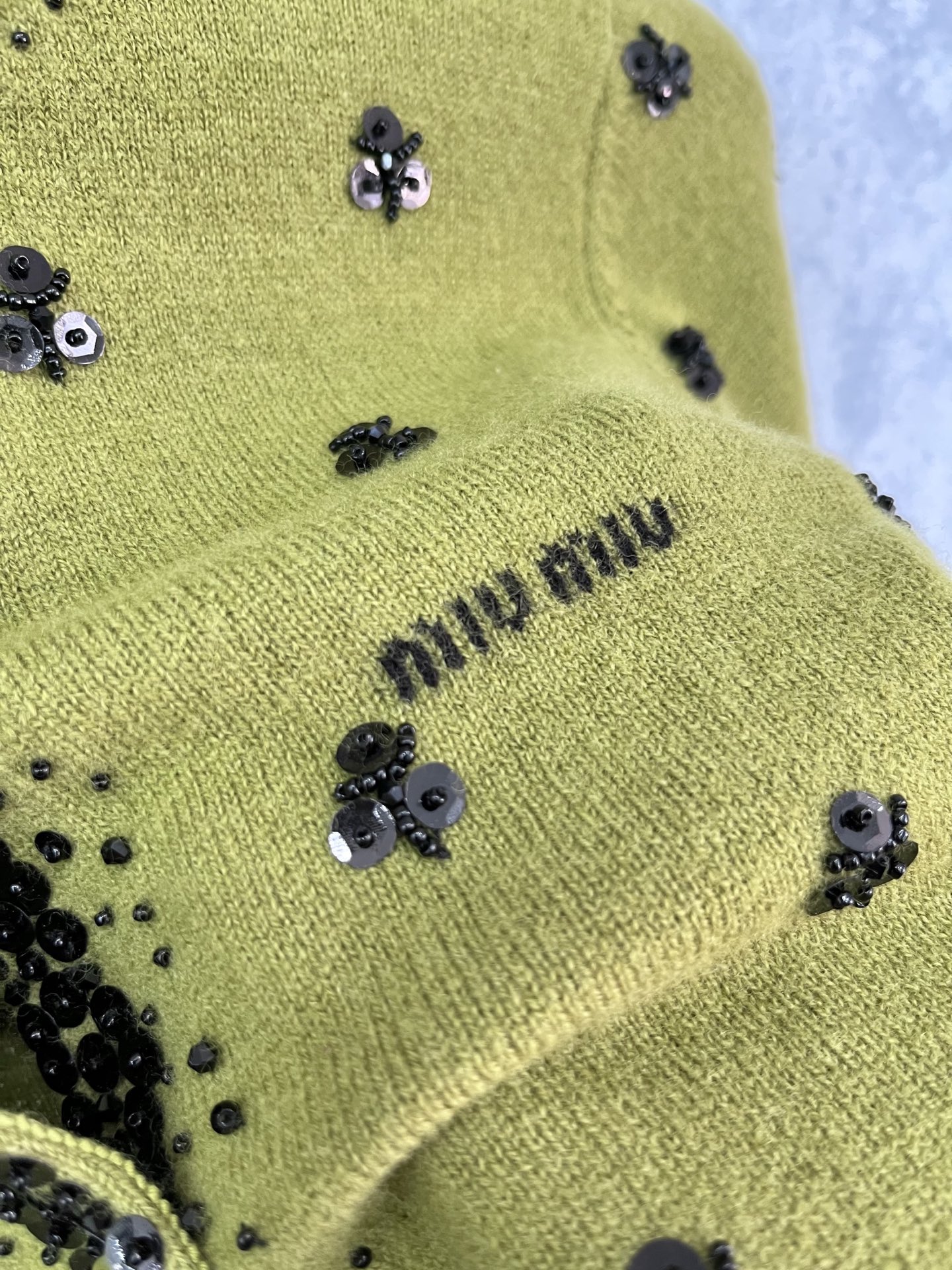 🛒𝐍𝐄𝐖 · 𝟐𝟎𝟐5/爆款现货【原版定制】 Miu Mi*｜25限定系列新品羊毛🦙针织开衫外套重工手工