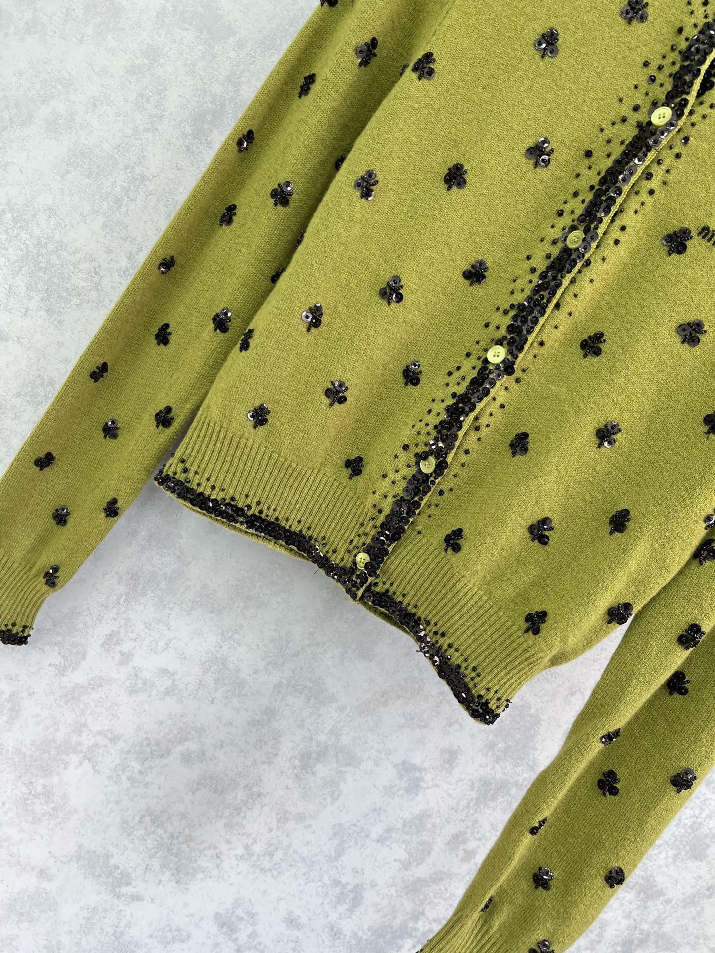 🛒𝐍𝐄𝐖 · 𝟐𝟎𝟐5/爆款现货【原版定制】 Miu Mi*｜25限定系列新品羊毛🦙针织开衫外套重工手工