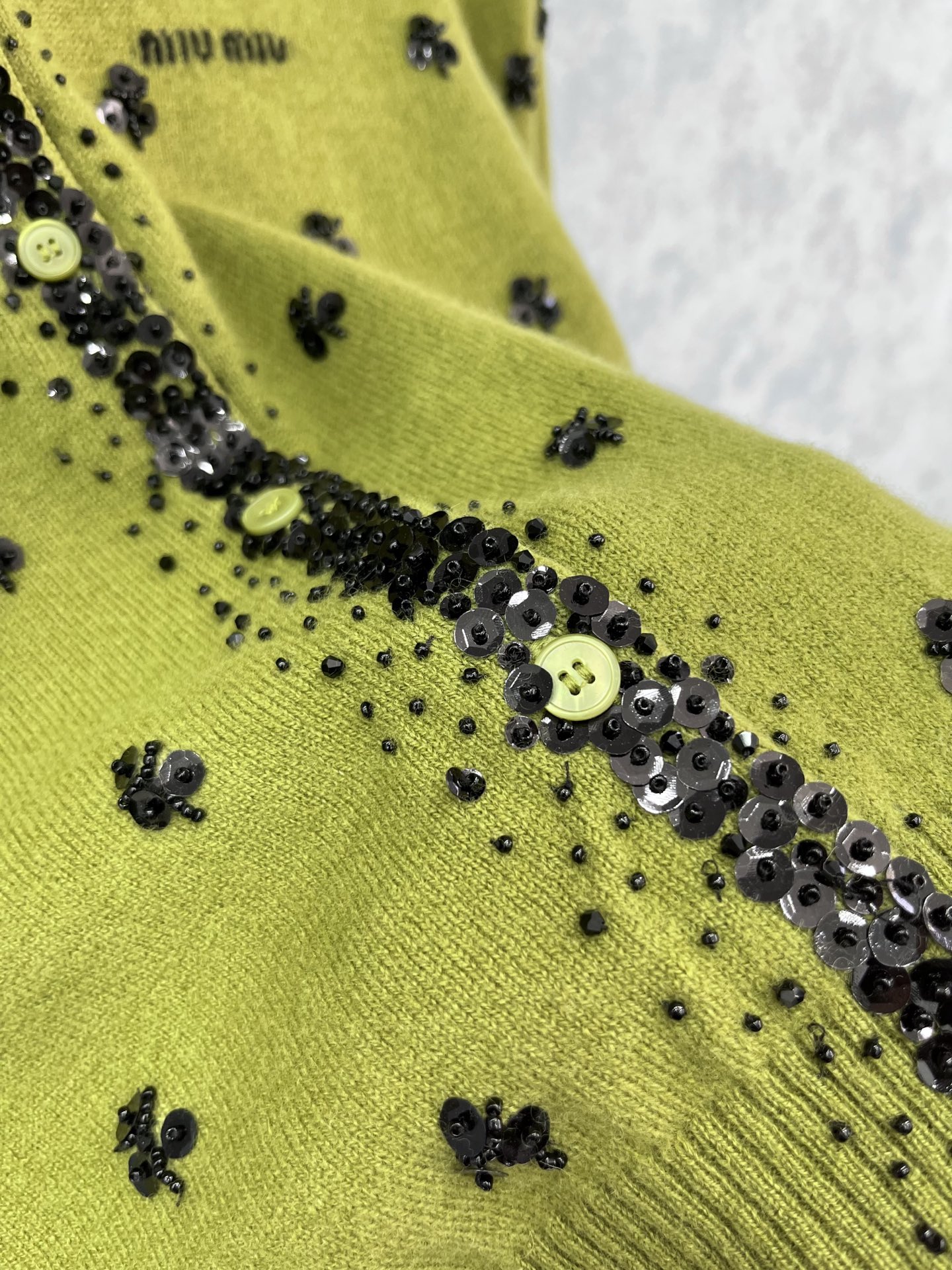 🛒𝐍𝐄𝐖 · 𝟐𝟎𝟐5/爆款现货【原版定制】 Miu Mi*｜25限定系列新品羊毛🦙针织开衫外套重工手工