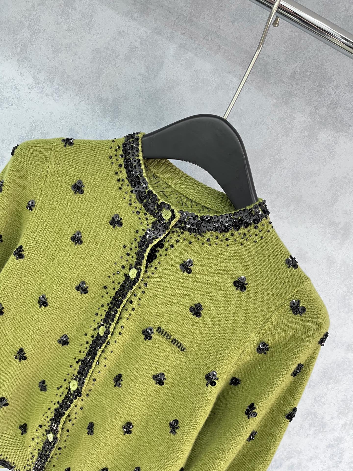 🛒𝐍𝐄𝐖 · 𝟐𝟎𝟐5/爆款现货【原版定制】 Miu Mi*｜25限定系列新品羊毛🦙针织开衫外套重工手工