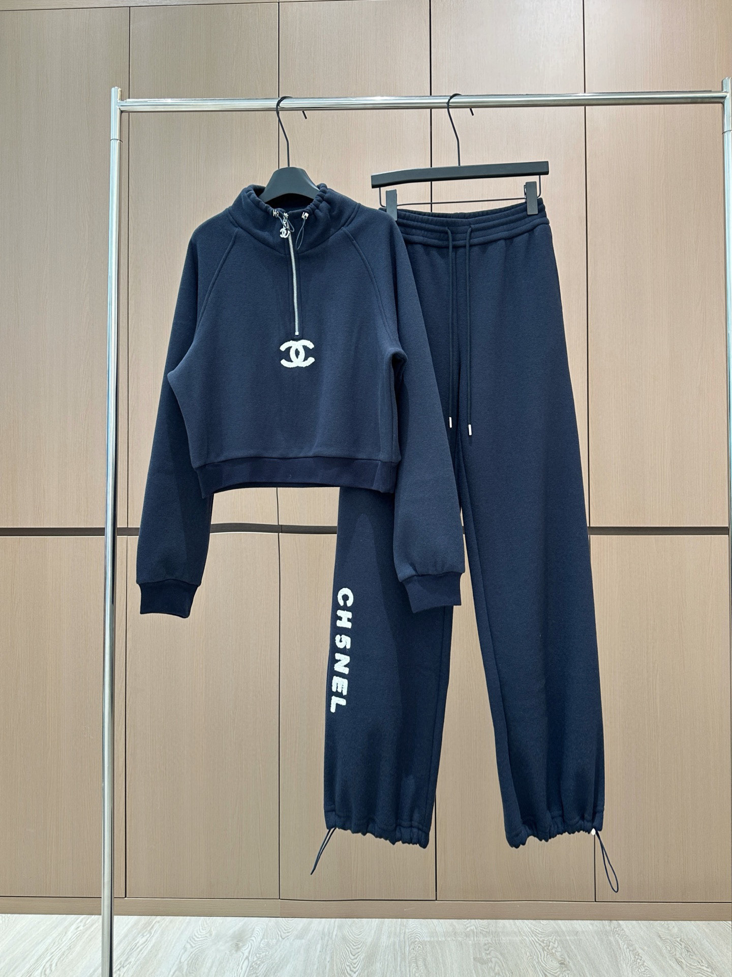 🛒𝐍𝐄𝐖 · 𝟐𝟎𝟐5/爆款现货原单品质 原创*｜25秋冬新品加绒套装！高端定制立领半拉链卫衣，搭配松紧