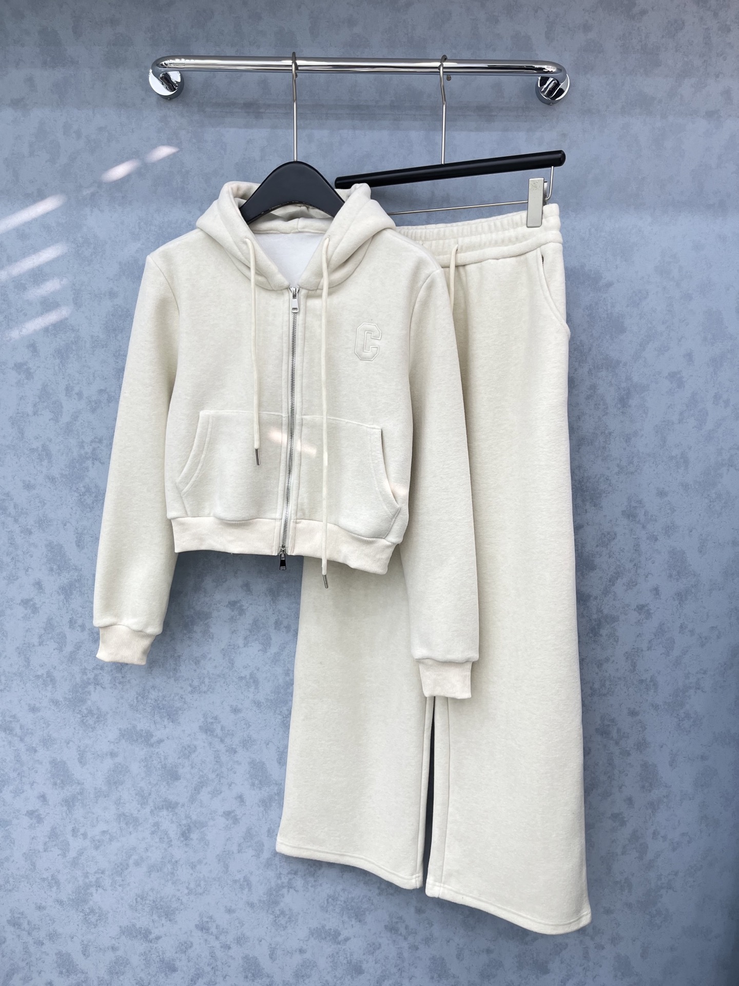 🛒𝐍𝐄𝐖 · 𝟐𝟎𝟐5/爆款现货原单品质 Celin*｜25早秋复合绒面新品套装！高端定制带帽外套，搭配