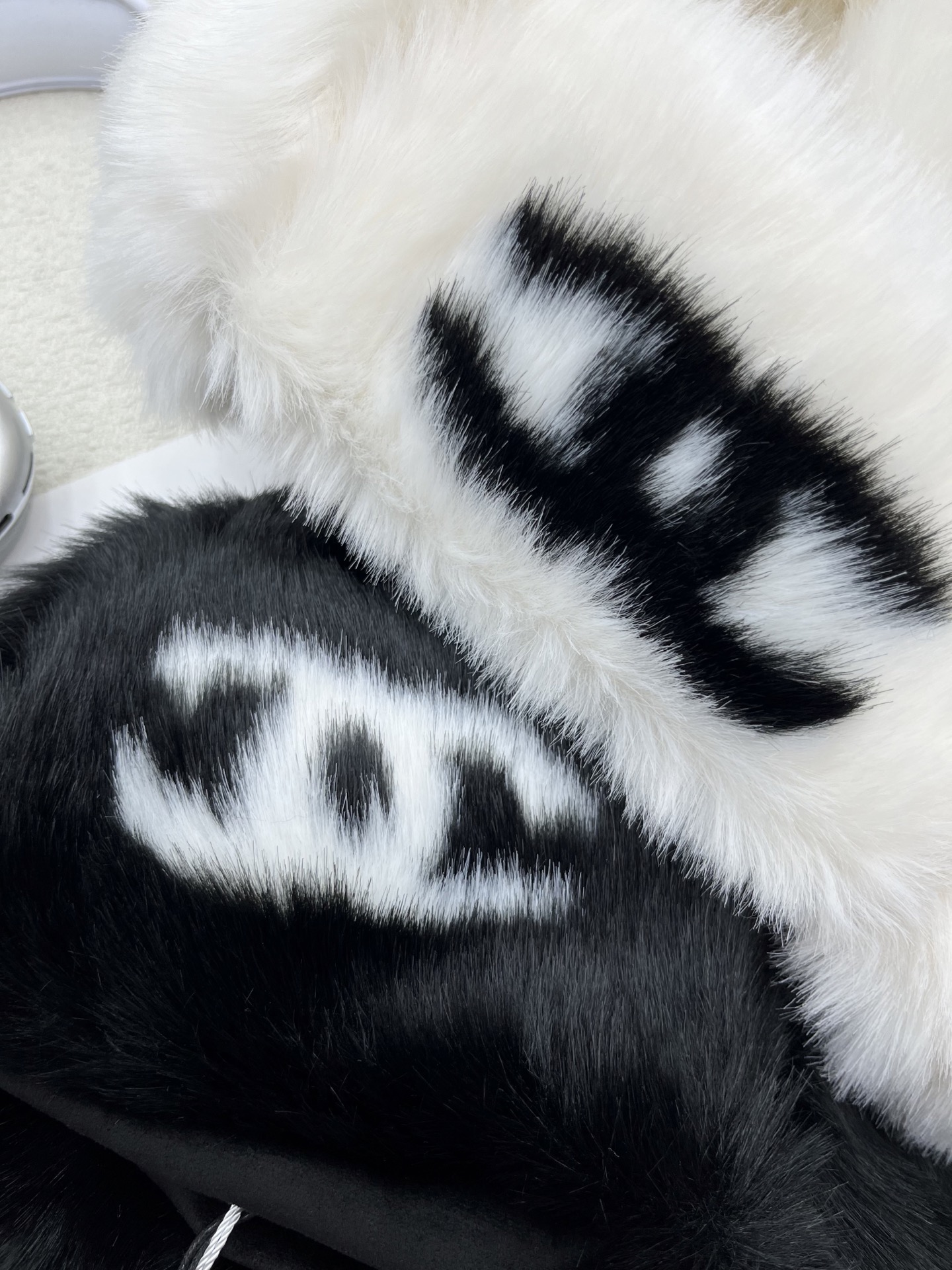 🛒𝐍𝐄𝐖 · 𝟐𝟎𝟐5/爆款现货原单品质 Chan*｜25秋冬新品中古风雷锋帽黑白凝萃百年优雅，柔暖质感