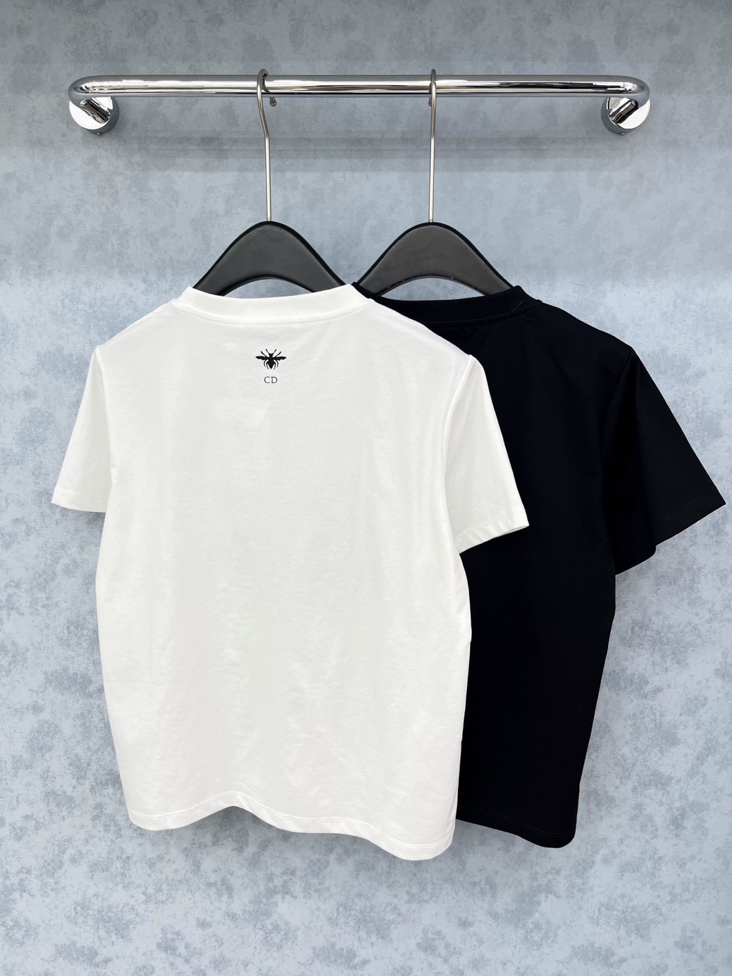 🛒𝐍𝐄𝐖 · 𝟐𝟎𝟐5/爆款现货原单品质 Dio*｜精致刺绣订珠短袖T恤高订面料 亲肤透气舒适标志性字母