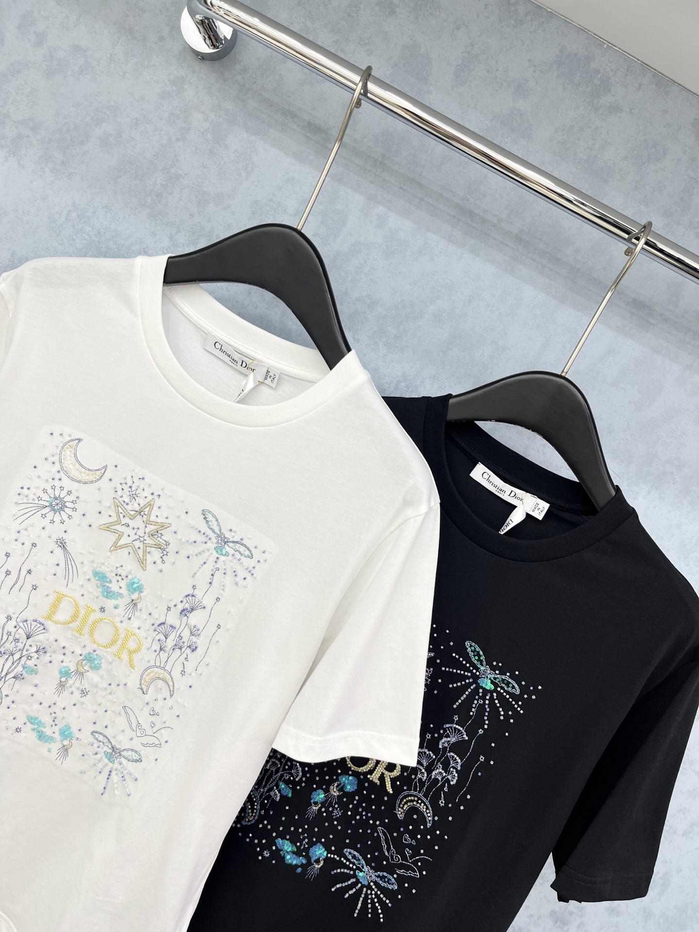 🛒𝐍𝐄𝐖 · 𝟐𝟎𝟐5/爆款现货原单品质 Dio*｜精致订钻短袖T恤高订面料 亲肤透气舒适标志性字母图案