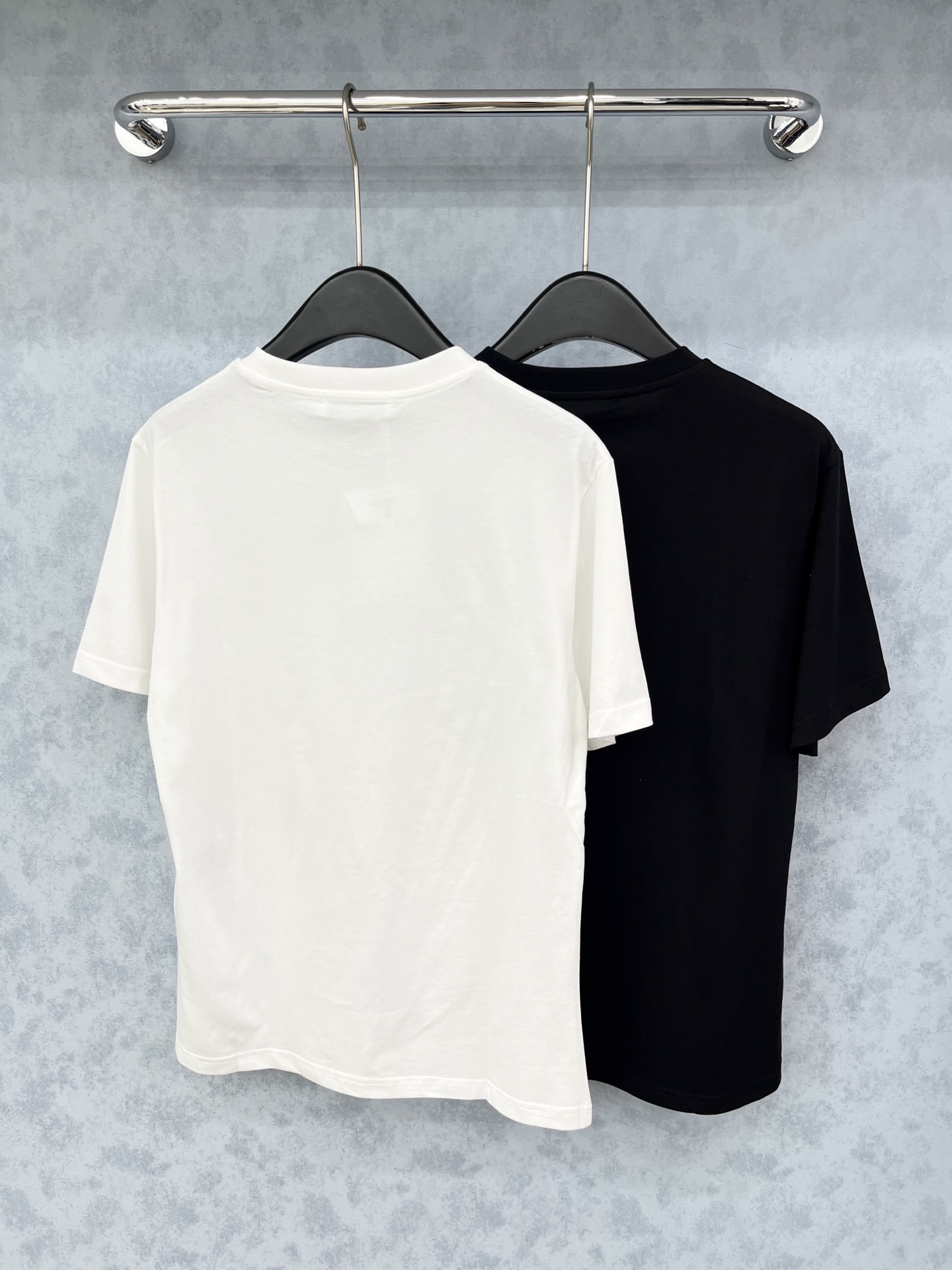 🛒𝐍𝐄𝐖 · 𝟐𝟎𝟐5/爆款现货原单品质 Dio*｜精致订钻短袖T恤高订面料 亲肤透气舒适标志性字母图案