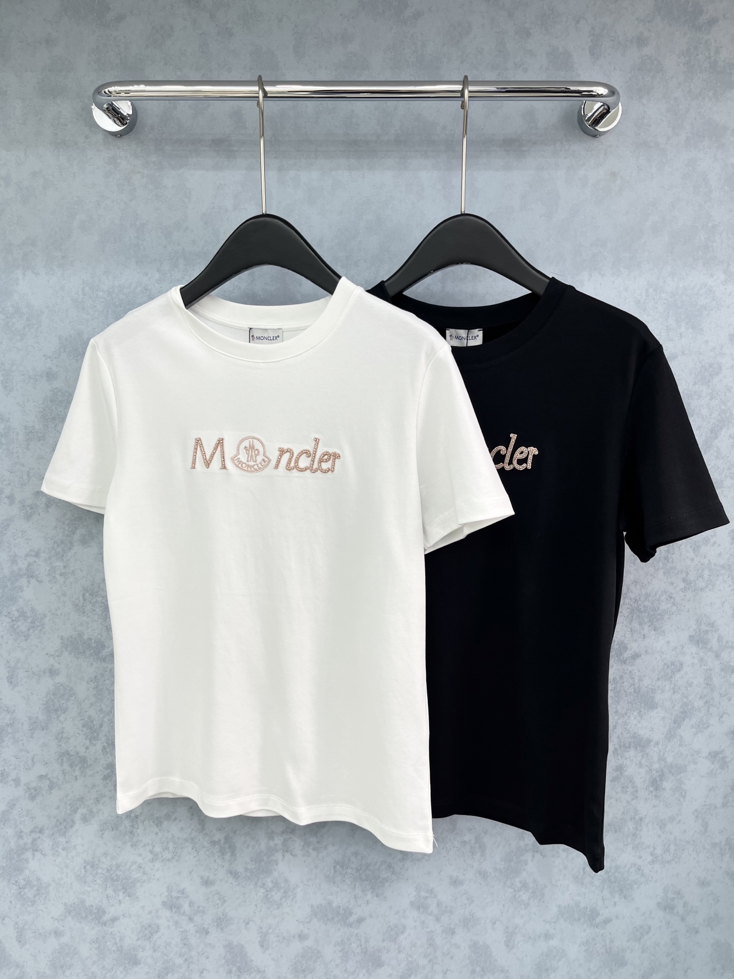 🛒𝐍𝐄𝐖 · 𝟐𝟎𝟐5/爆款现货原单品质 Monc*｜精致印花订珠短袖T恤高订面料 亲肤透气舒适标志性字