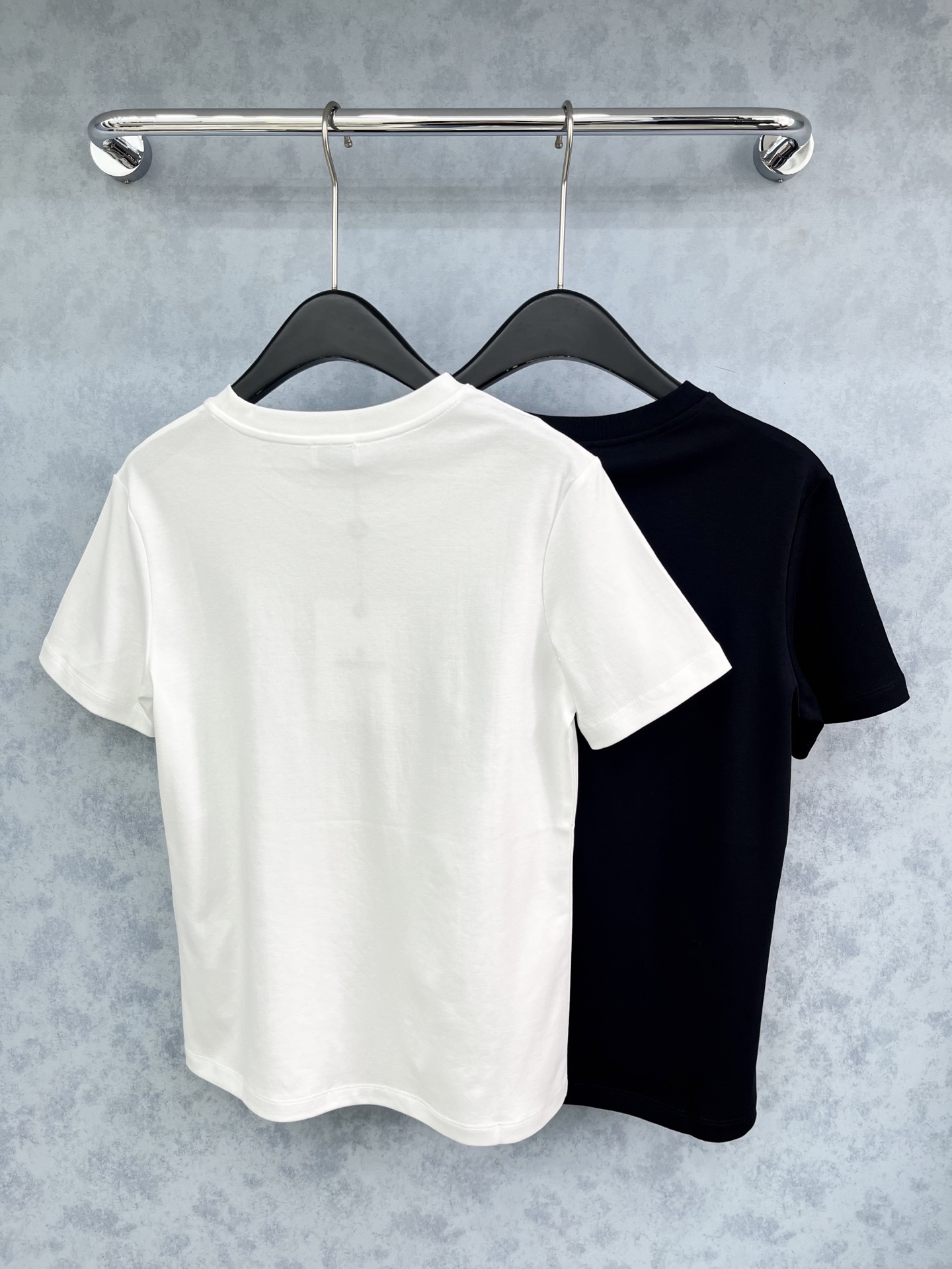 🛒𝐍𝐄𝐖 · 𝟐𝟎𝟐5/爆款现货原单品质 Monc*｜精致印花订珠短袖T恤高订面料 亲肤透气舒适标志性字