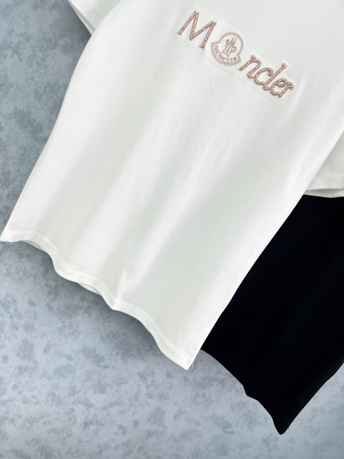 🛒𝐍𝐄𝐖 · 𝟐𝟎𝟐5/爆款现货原单品质 Monc*｜精致印花订珠短袖T恤高订面料 亲肤透气舒适标志性字