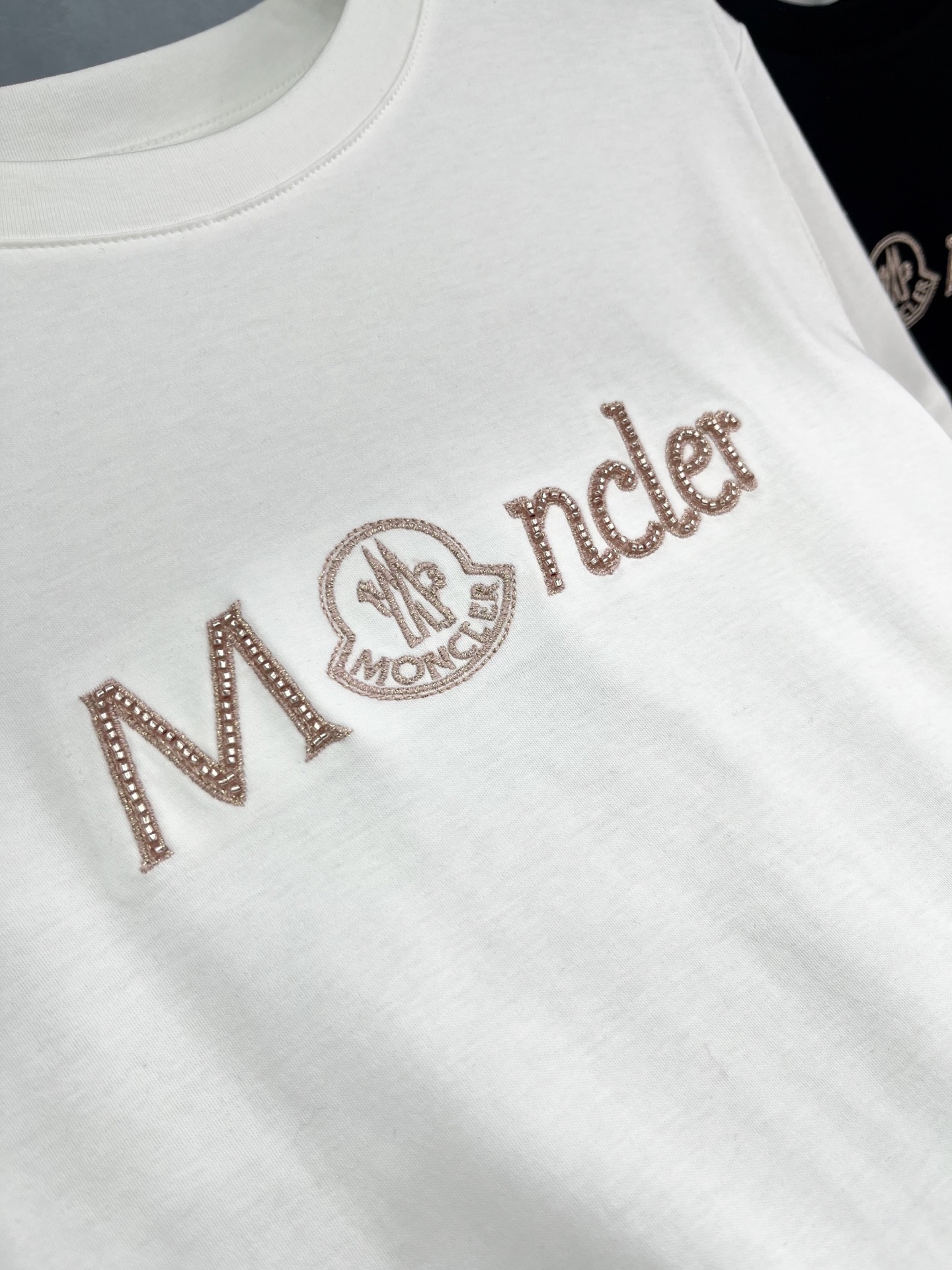 🛒𝐍𝐄𝐖 · 𝟐𝟎𝟐5/爆款现货原单品质 Monc*｜精致印花订珠短袖T恤高订面料 亲肤透气舒适标志性字