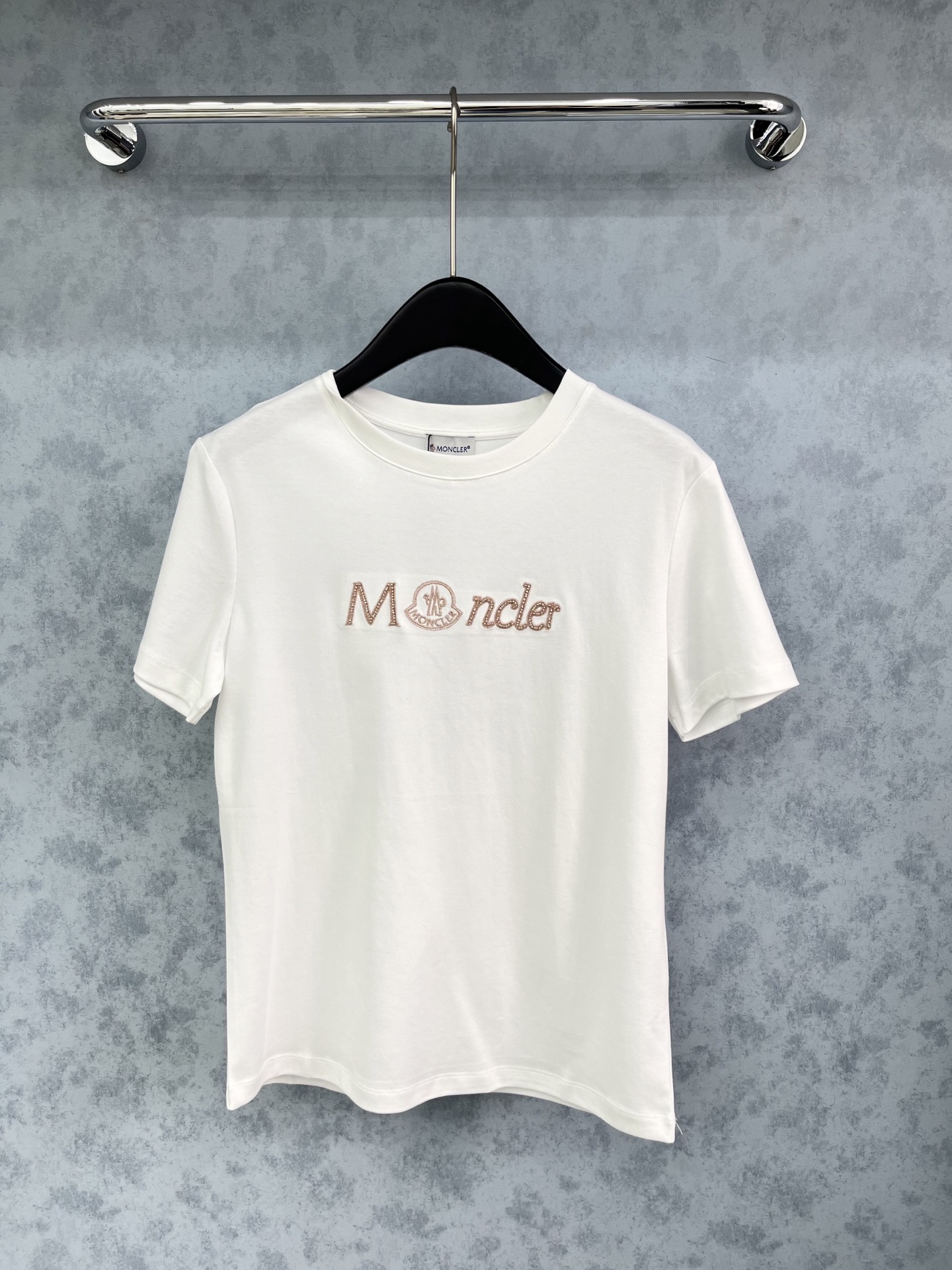 🛒𝐍𝐄𝐖 · 𝟐𝟎𝟐5/爆款现货原单品质 Monc*｜精致印花订珠短袖T恤高订面料 亲肤透气舒适标志性字