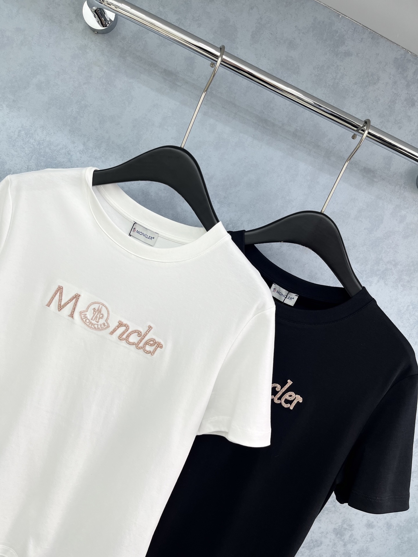 🛒𝐍𝐄𝐖 · 𝟐𝟎𝟐5/爆款现货原单品质 Monc*｜精致印花订珠短袖T恤高订面料 亲肤透气舒适标志性字