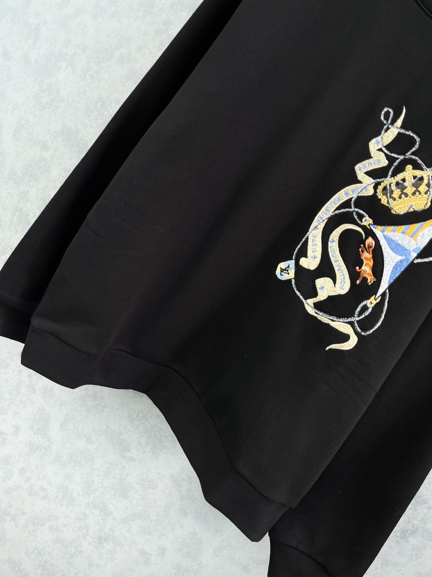 🛒𝐍𝐄𝐖 · 𝟐𝟎𝟐5/爆款现货【原版定制】Lv*｜25经典圆领加绒卫衣干净利落的裁剪，落肩宽松慵懒版型