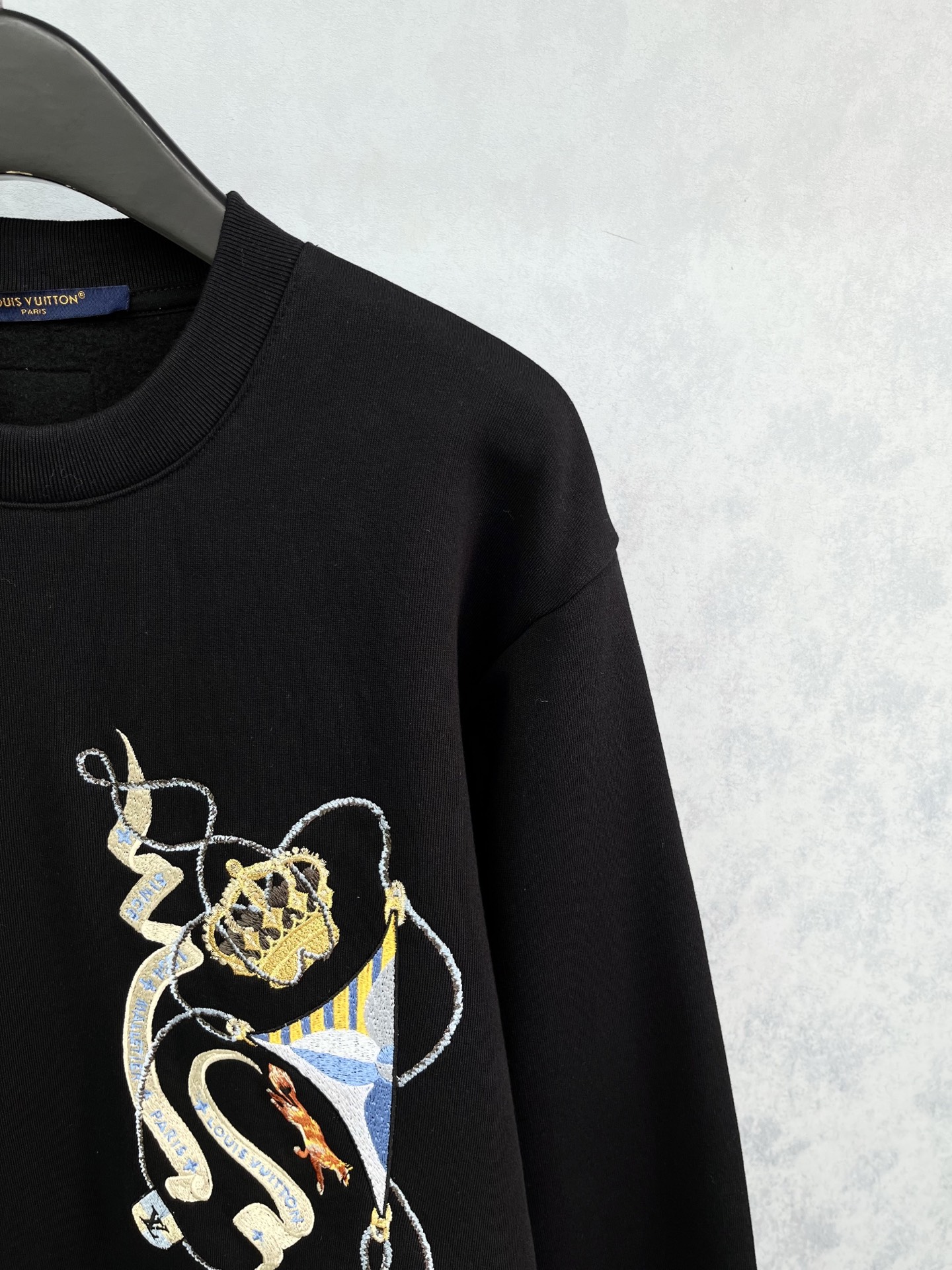 🛒𝐍𝐄𝐖 · 𝟐𝟎𝟐5/爆款现货【原版定制】Lv*｜25经典圆领加绒卫衣干净利落的裁剪，落肩宽松慵懒版型