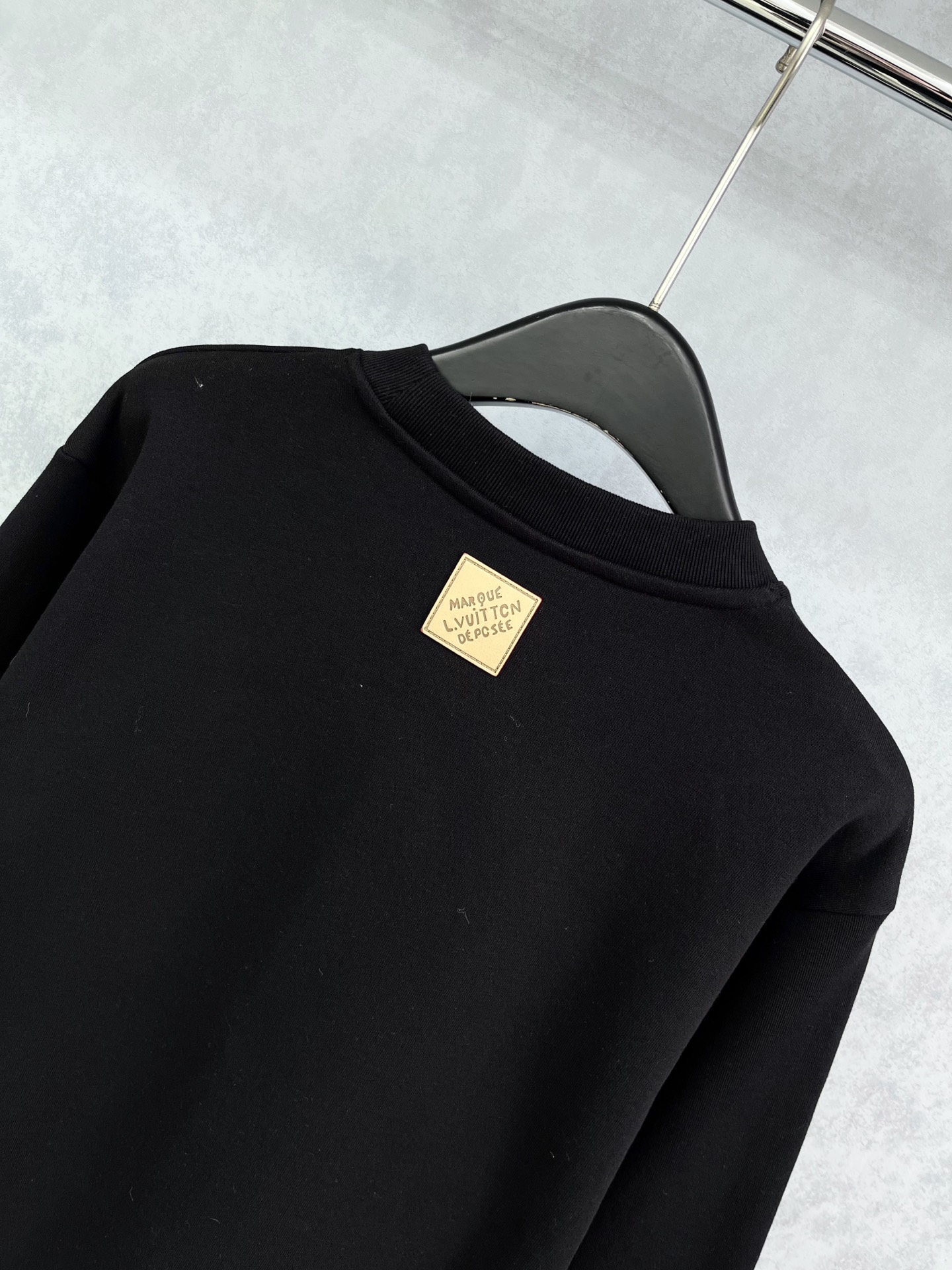 🛒𝐍𝐄𝐖 · 𝟐𝟎𝟐5/爆款现货【原版定制】Lv*｜25经典圆领加绒卫衣干净利落的裁剪，落肩宽松慵懒版型