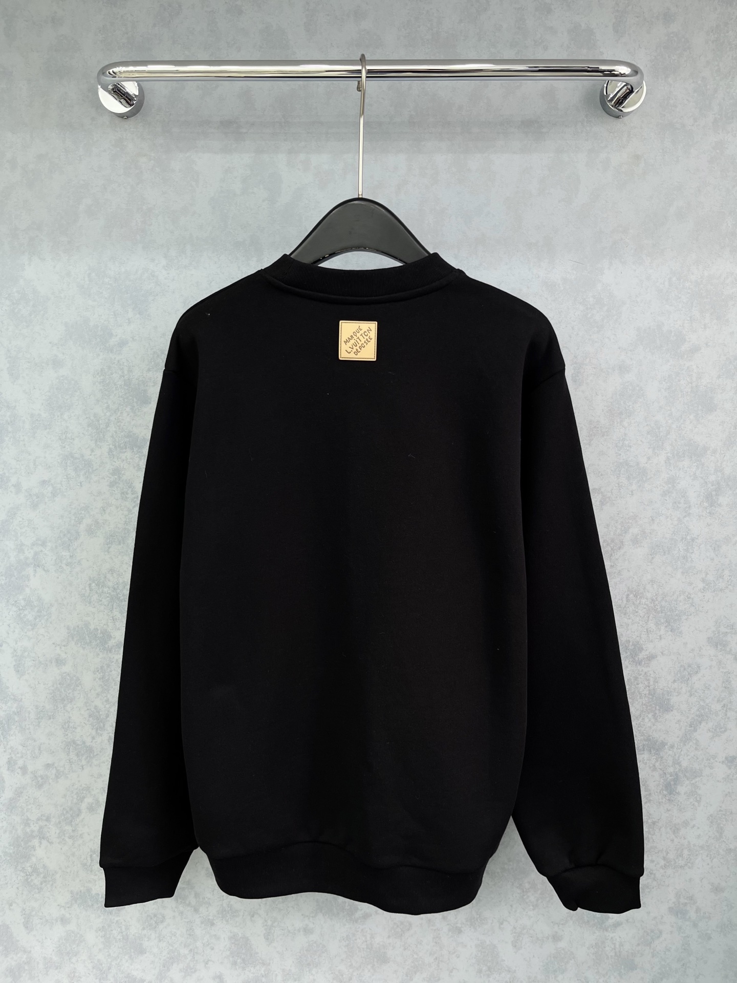 🛒𝐍𝐄𝐖 · 𝟐𝟎𝟐5/爆款现货【原版定制】Lv*｜25经典圆领加绒卫衣干净利落的裁剪，落肩宽松慵懒版型