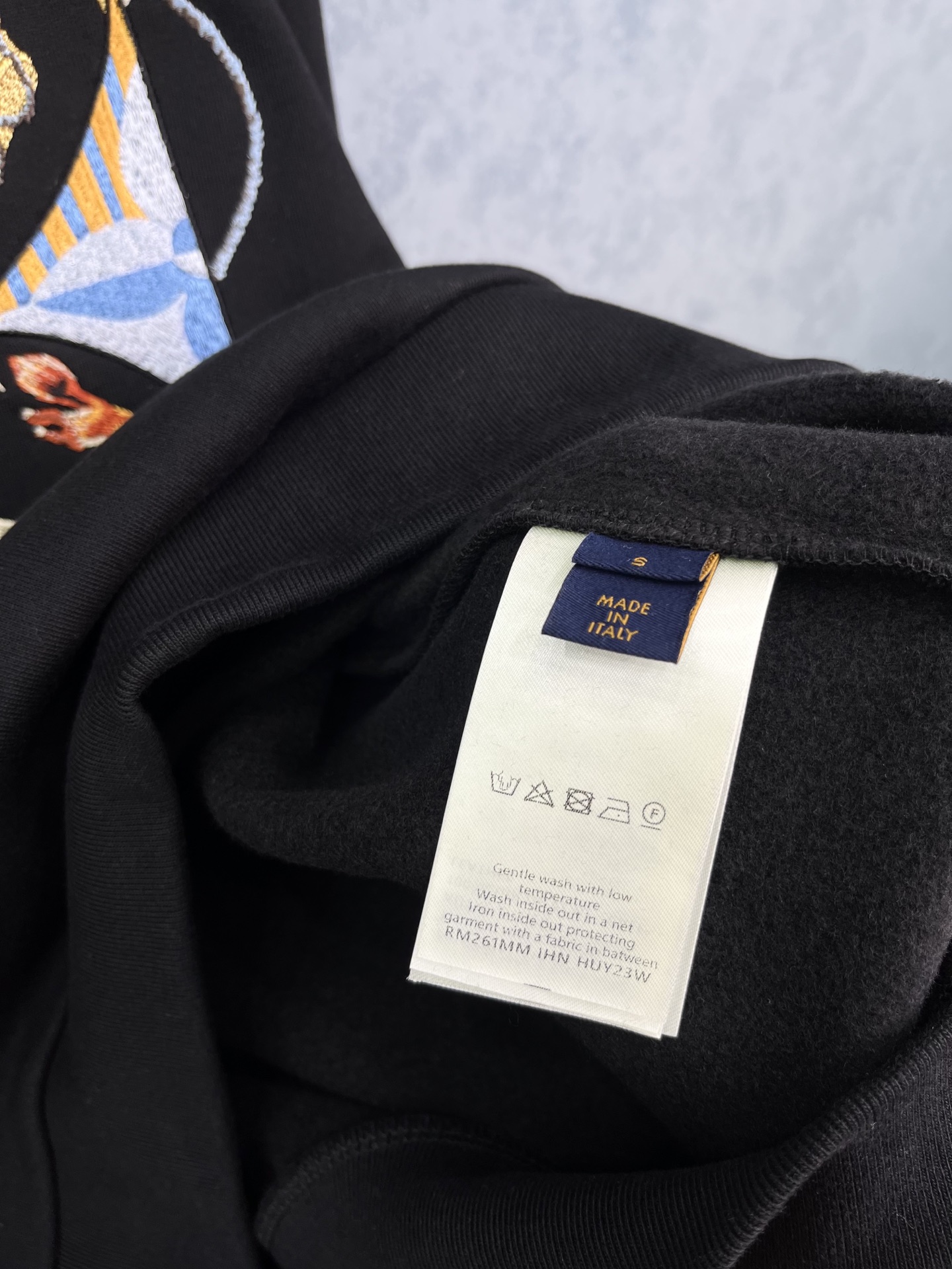 🛒𝐍𝐄𝐖 · 𝟐𝟎𝟐5/爆款现货【原版定制】Lv*｜25经典圆领加绒卫衣干净利落的裁剪，落肩宽松慵懒版型