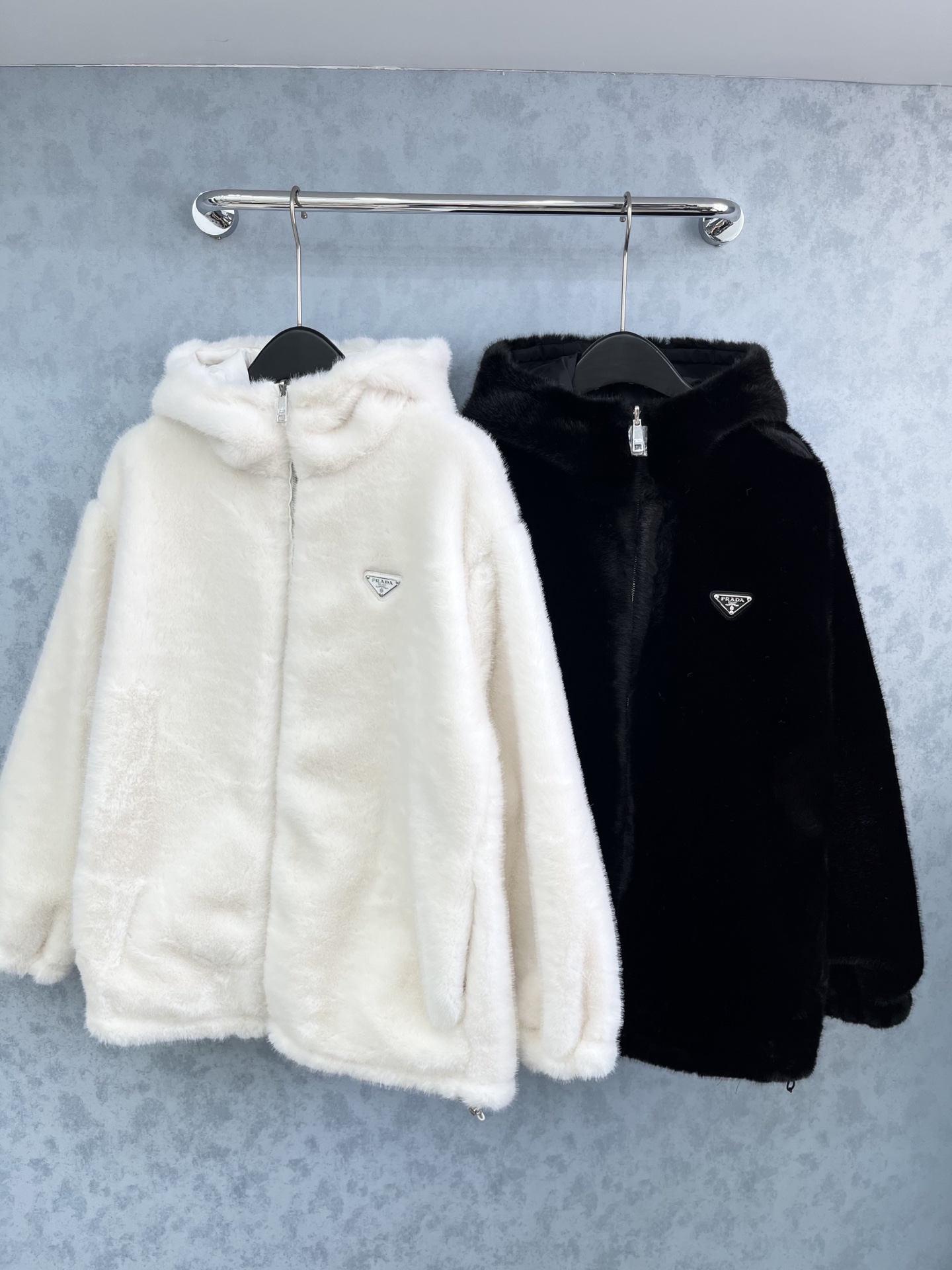 🛒𝐍𝐄𝐖 · 𝟐𝟎𝟐5/爆款现货原单品质 Prad*｜25秋冬连帽仿皮草倒三角外套 两面穿极简主义设计高