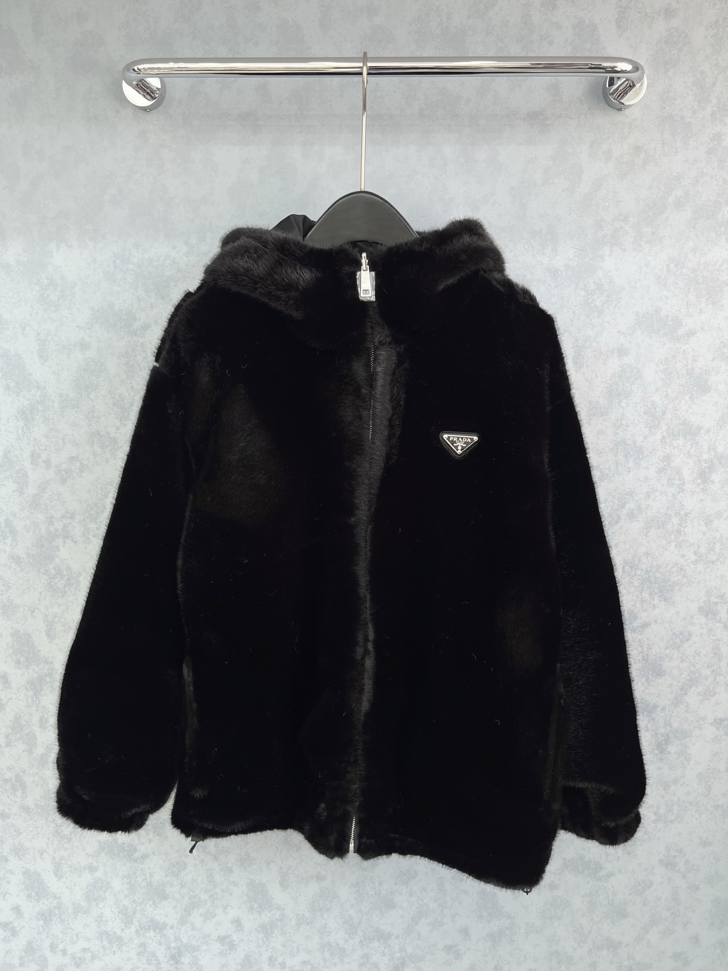 🛒𝐍𝐄𝐖 · 𝟐𝟎𝟐5/爆款现货原单品质 Prad*｜25秋冬连帽仿皮草倒三角外套 两面穿极简主义设计高