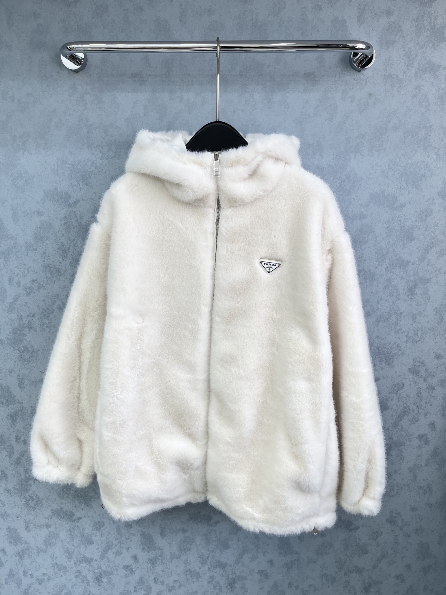 🛒𝐍𝐄𝐖 · 𝟐𝟎𝟐5/爆款现货原单品质 Prad*｜25秋冬连帽仿皮草倒三角外套 两面穿极简主义设计高