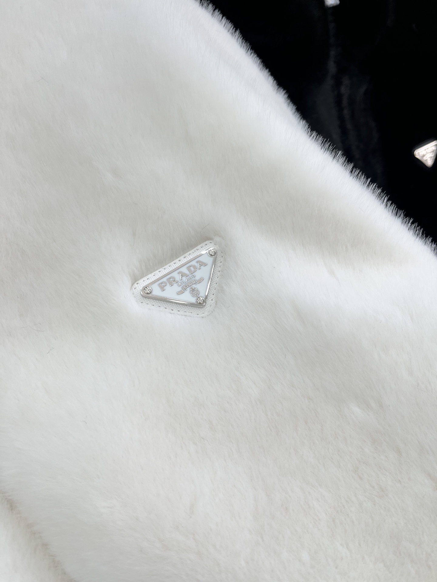 🛒𝐍𝐄𝐖 · 𝟐𝟎𝟐5/爆款现货原单品质 Prad*｜25秋冬连帽仿皮草倒三角外套 两面穿极简主义设计高